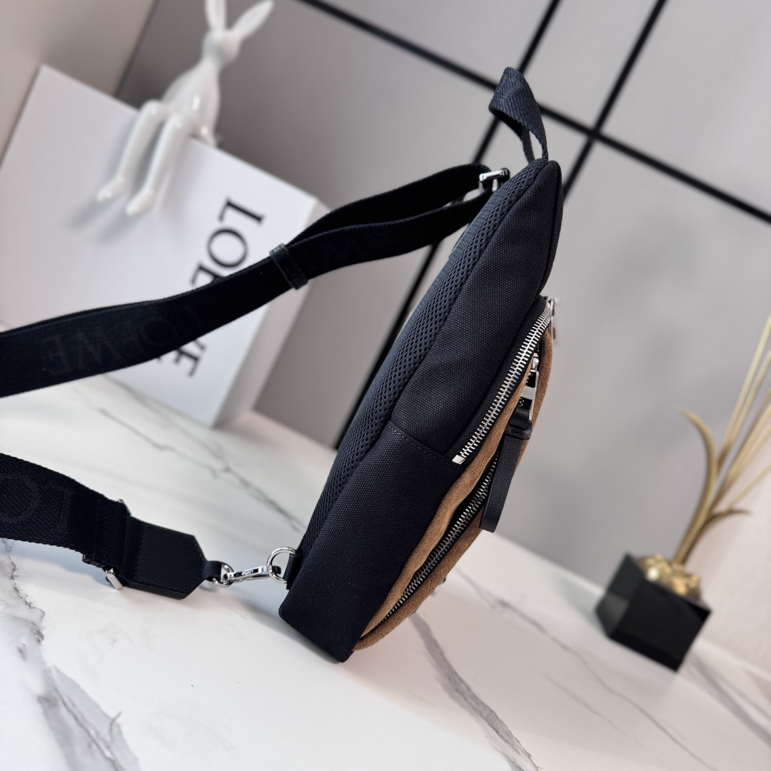 LO℮w℮🌟帆布和绒面革Flex Sling手袋是一款多功能包款，采用实用的日常尺寸，并搭配精致的运动风