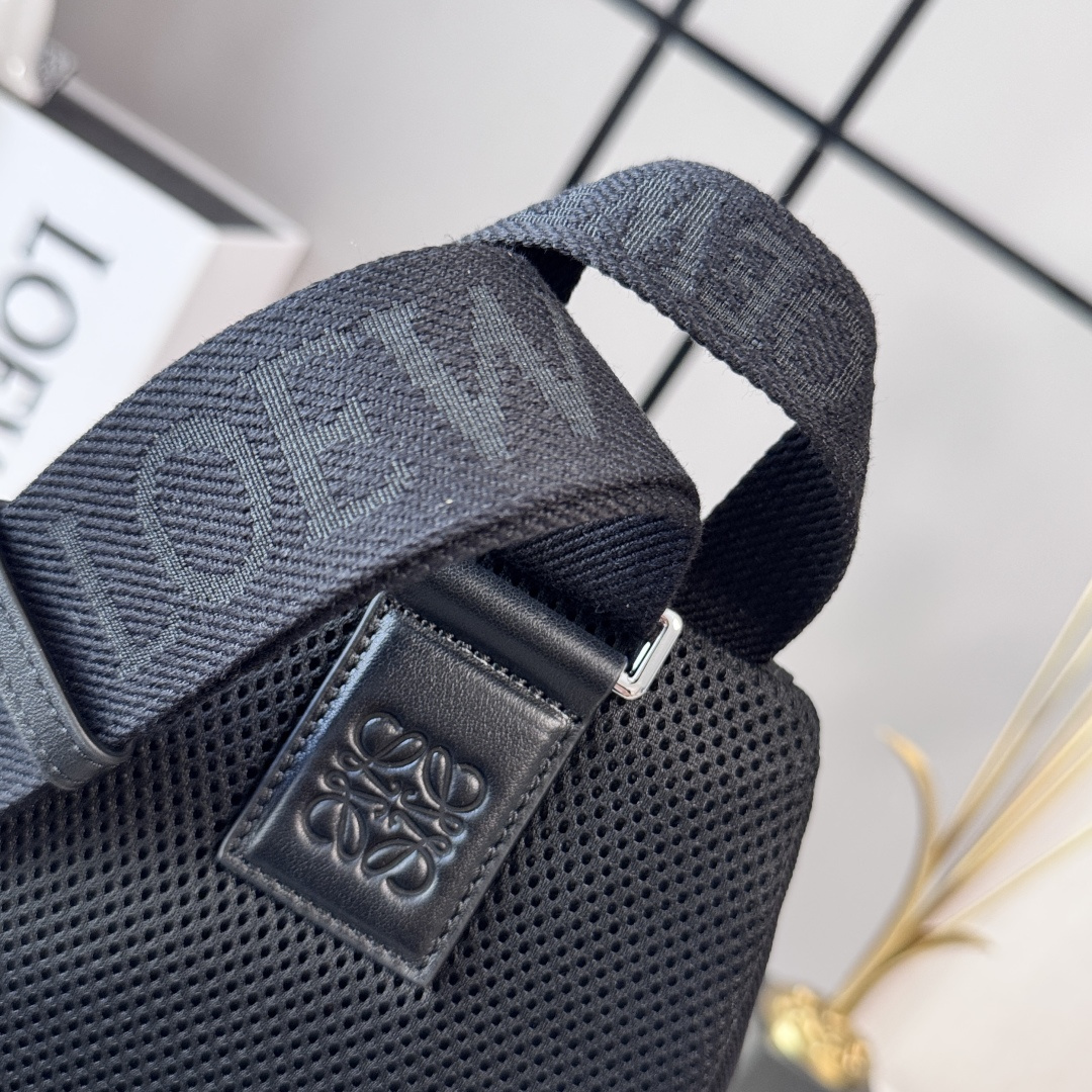 LO℮w℮🌟帆布和绒面革Flex Sling手袋是一款多功能包款，采用实用的日常尺寸，并搭配精致的运动风