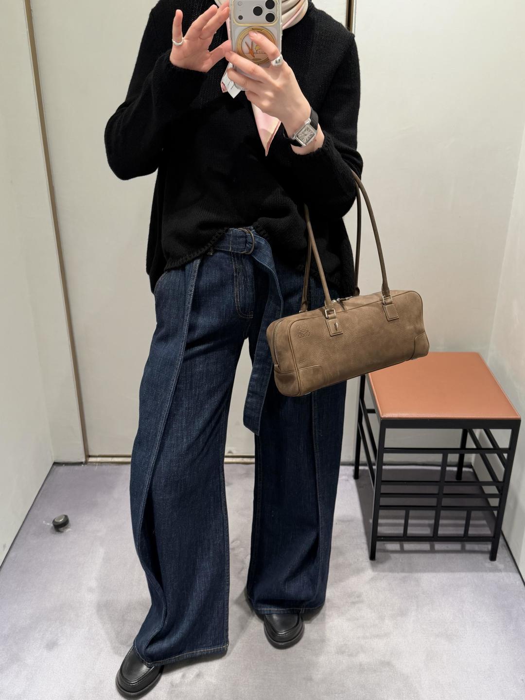 NO:741091,Luojia’s retro nubuck leather bag series this season is the C-level debut!  Velvety and silky nubuck leather and Nappa sheepskin lining, full of high-end feel~ Suitable for ladies of all styles~, new Amazona handbags, loewe, sheepskin19860909罗家这一季的复古牛巴革包包系列,出道即C位！ 天鹅绒般丝滑的牛巴革皮质 纳帕羊皮衬里,满满的高级感～ 可适配各种穿搭类型的小姐姐～,新款Amazona手袋,loewe,sheepskin,Bag