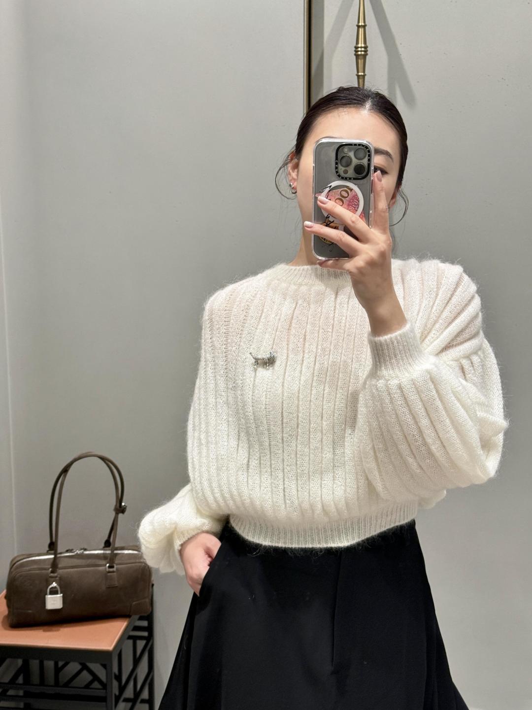 NO:741093,The counter sister’s real shot of the Luo family’s new tan bag has a soft texture and a matte high-end feel. The nubuck leather makes the whole person look gentle and dignified. No need to force the concave shape, the new color system has “effortless elegance”, this is the right way for Luo family girls to open, new Amazona handbag, loewe19860909柜姐实拍 罗家 新出的棕褐色包包 质感软乎乎的,自带雾面高级感,牛巴革衬得整个人都温柔显贵.不需用力凹造型,新色系,自带“毫不费力的贵气”,这才是罗家女孩的正确打开方式,新款Amazona手袋,loewe,Bag