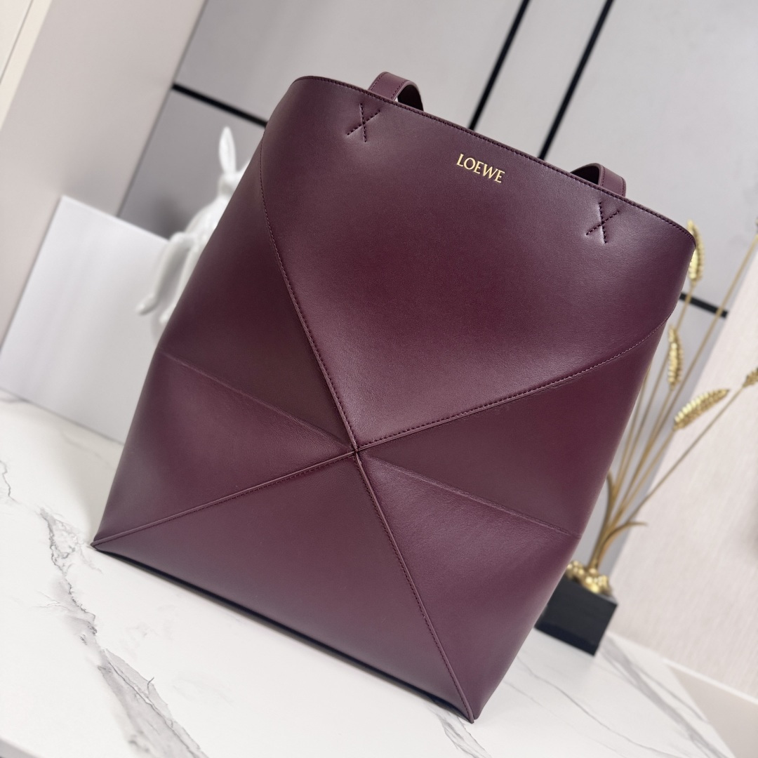 NO:754150,Lw's new large glossy cow leather Puzzle Fold handbag draws inspiration from the geometric lines of the brand's classic handbag series, reinterprets it with panels rich in geometric architectural beauty, and can be completely folded. It can be said to be a good travel companion. The brand uses creative ingenuity to create a soft and lightweight handbag, with a low-key and elegant use of the iconic geometric lines of the iconic bag, and the Lw brand logo. It can be carried on the shoulder or in the hand. Suede lining Lw hot stamping. size 42*18*41CM  Model 052321, Puzzle Fold Tote, cowhide19860909Lw新款大号亮面牛皮革 Puzzle Fold 手袋从品牌经典手袋系列的几何线条汲取灵感,以富含几何建筑美感的镶片重新诠释,能够完全折叠. 可谓旅行良伴 .品牌运用创意巧思打造柔软轻盈的手袋 ,搭配低调雅致的采用标志性包袋的标志性几何线条,并Lw品牌标志,肩背或手提 绒面革衬里Lw烫金. size42*18*41CＭ 型号052321,折叠包Puzzle Fold Tote,cowhide,Bag