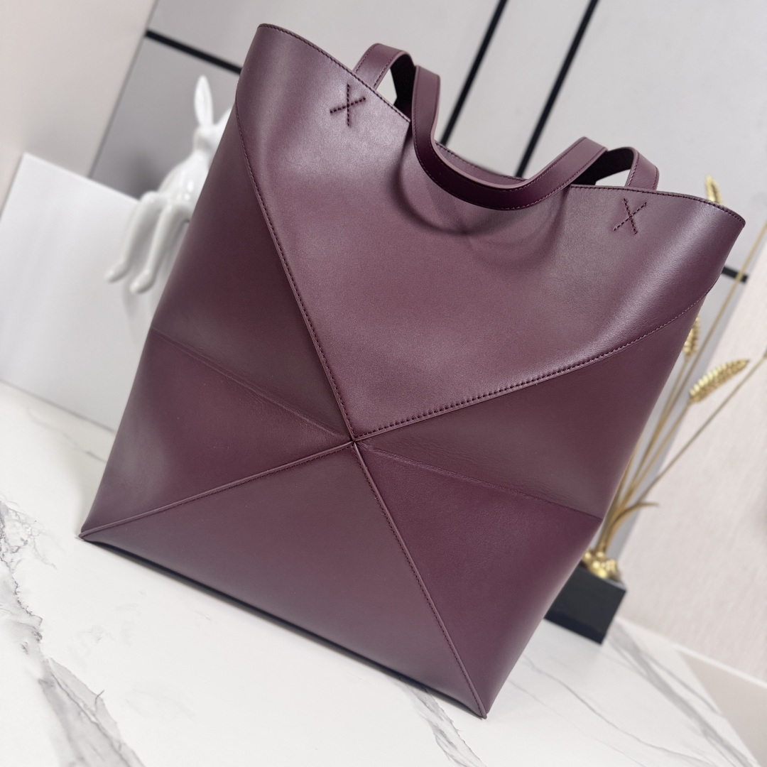 L⊚℮w℮新款🆕大号亮面牛皮革 Puzzle Fold 手袋从品牌经典手袋系列的几何线条汲取灵感，以富含