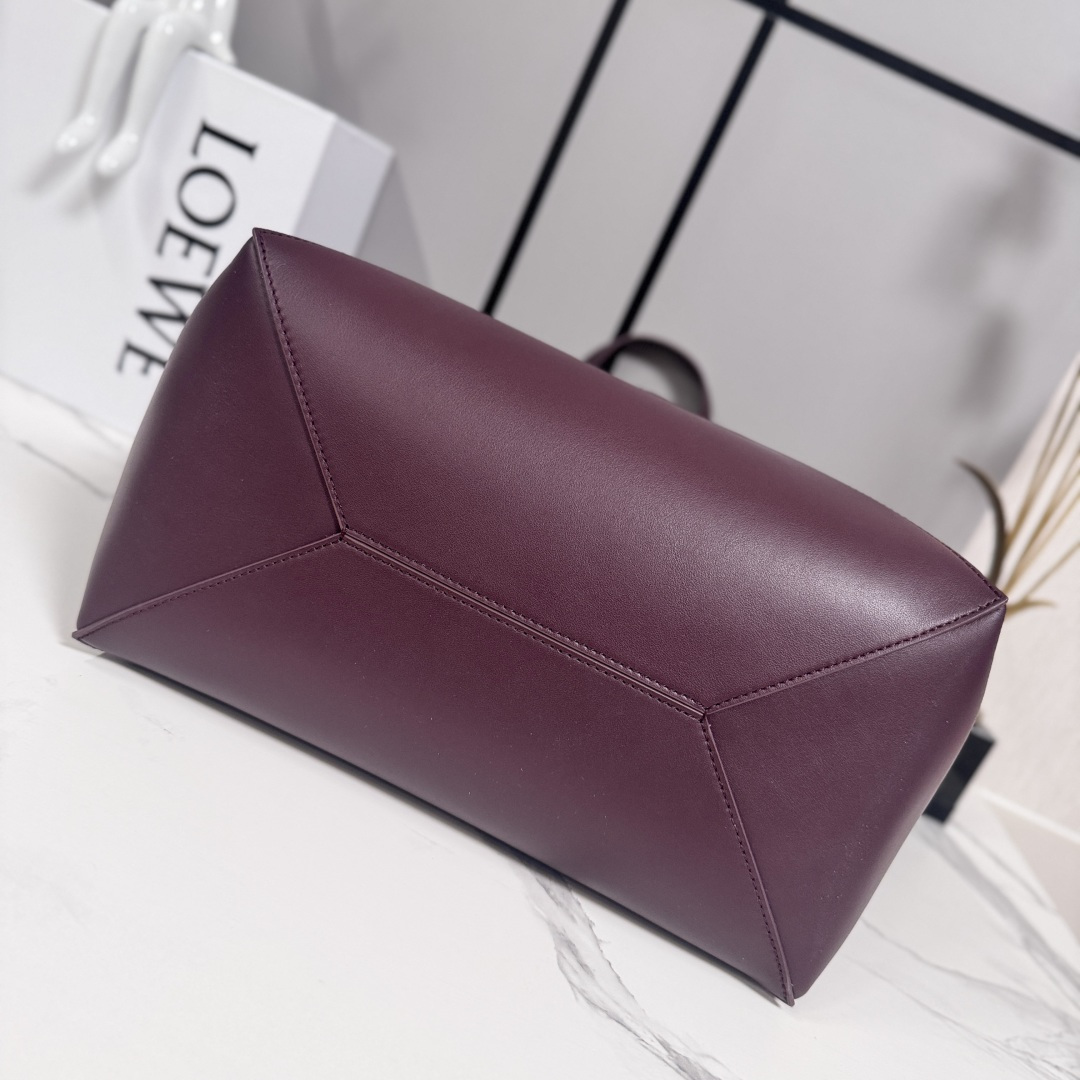 L⊚℮w℮新款🆕大号亮面牛皮革 Puzzle Fold 手袋从品牌经典手袋系列的几何线条汲取灵感，以富含