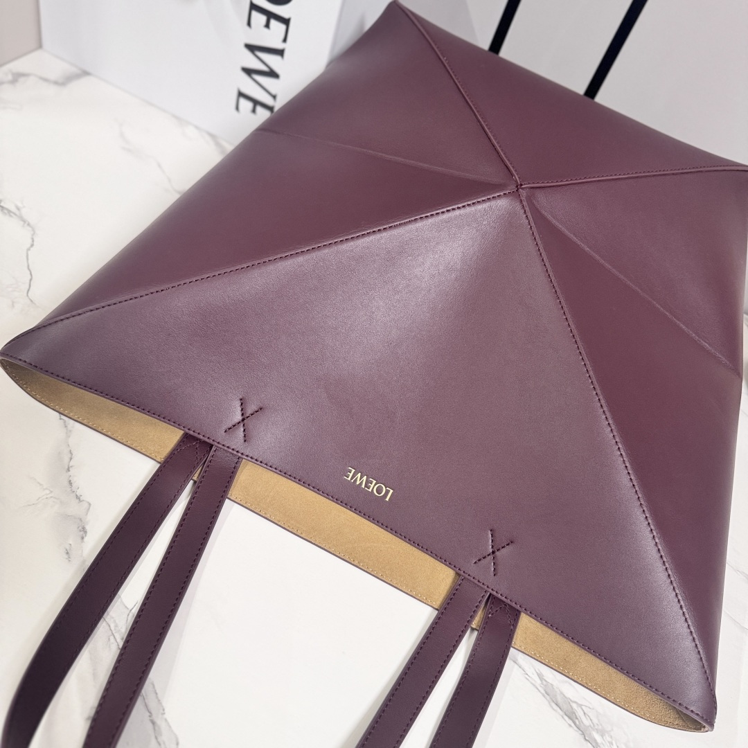 L⊚℮w℮新款🆕大号亮面牛皮革 Puzzle Fold 手袋从品牌经典手袋系列的几何线条汲取灵感，以富含