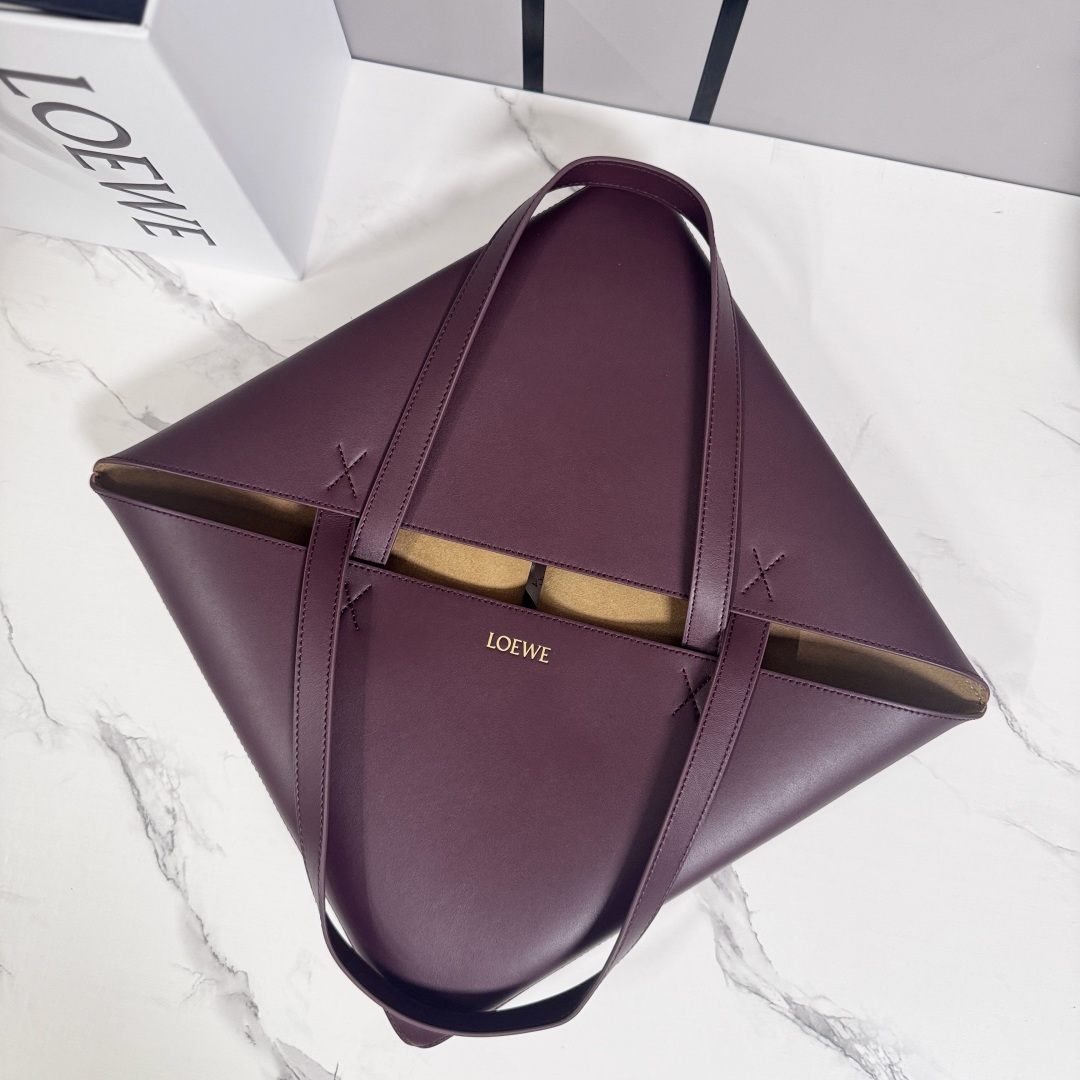 L⊚℮w℮新款🆕大号亮面牛皮革 Puzzle Fold 手袋从品牌经典手袋系列的几何线条汲取灵感，以富含