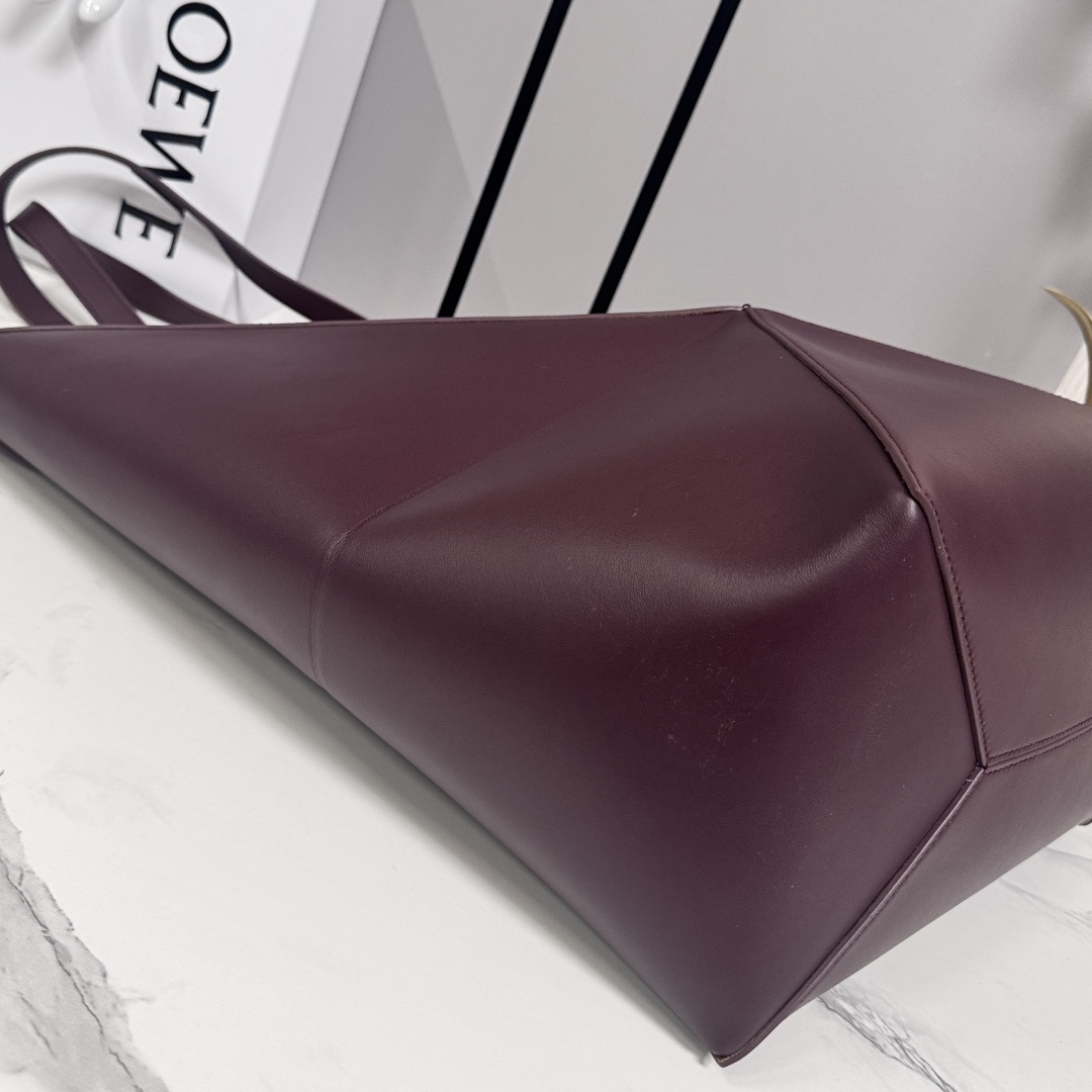 L⊚℮w℮新款🆕大号亮面牛皮革 Puzzle Fold 手袋从品牌经典手袋系列的几何线条汲取灵感，以富含