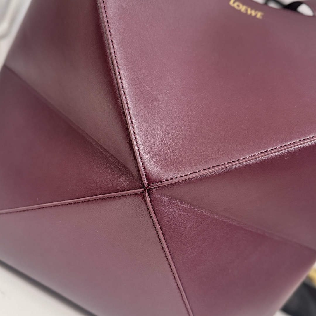 L⊚℮w℮新款🆕大号亮面牛皮革 Puzzle Fold 手袋从品牌经典手袋系列的几何线条汲取灵感，以富含