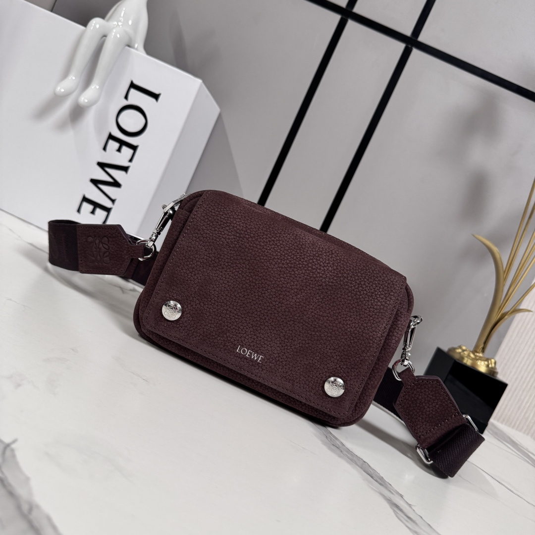 NO:763371,LOw new small soft grained cowhide leather Pebble messenger bag. It has a practical and sophisticated design. Equipped with a double signature is the Anagram Pebble. This version is made of soft grained cowhide. Adjustable LOw webbing * zipper closure * one magnetic closure front pocket, one internal slip pocket Suede lining LOw hot silver, Anagram Pebble. size20*6*12.5  Model 652514 (with complete packaging), men’s messenger bag, cowhide19860909LOw新款小号柔软粒面牛皮革Pebble邮差包.采用实用精巧设计.配有双重标志性是Anagram Pebble.此版本采用柔软粒面牛皮革制成.可调节LOw织带*拉链开合*一个磁扣开合正面口袋、一个内部插袋 绒面革衬里LOw烫银,Anagram Pebble. size20*6*12.5 型号652514（配全套包装）,男款邮差包,cowhide,Bag