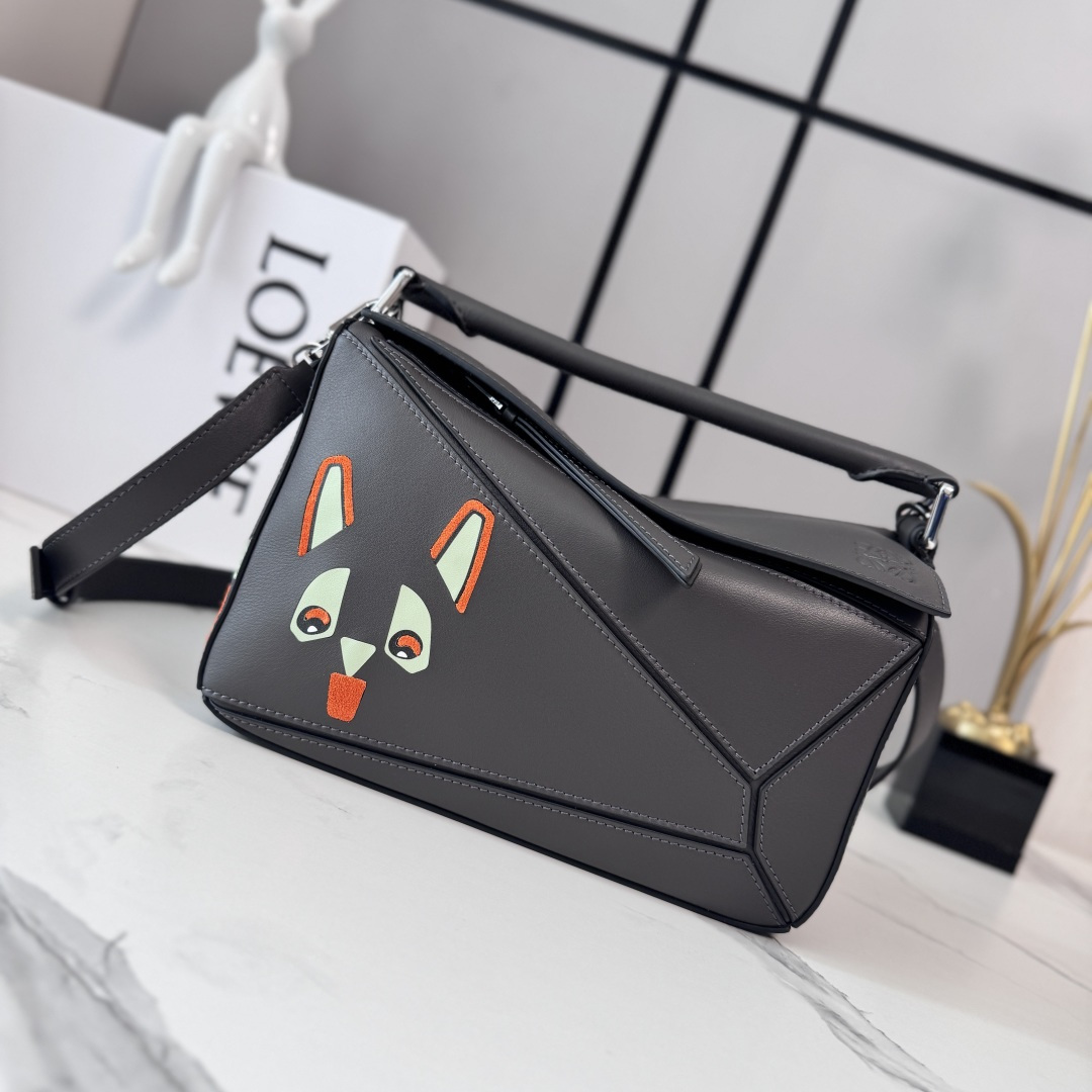 NO:763378,LOw New Small Classic Calf Leather Fringe Cat Puzzle Handbag Puzzle Outlines a rectangular shape with unique geometric lines, decorated with leather inlaid Fringe Cat pattern. Feels like Louis Wain's Futurrist Cats ceramic vase series. Shoulder or cross-body carry * Hand or top handle * Adjustable and removable shoulder strap * One internal slip pocket and one external rear zipper pocket * Zipper closure with cow leather zipper pull * Fringe  Cat striped cotton canvas lining Anagram embossed. size: 24*10.5*16CM model 262615 P (with full package), geometric bag 24cm small, louis vuitton, cowhide19860909LOw 新款小号经典牛皮革Fringe Cat Puzzle手袋Puzzle 以别具一格的几何线条勾勒长方体造型 饰有皮革镶嵌Fringe Cat图案.手感Louis Wain的Futurrist Cats陶瓷花瓶系列.肩背或斜挎*手拿或顶部提手携带*肩带可调节,可拆卸*一个内部插袋和一个外部后方拉链口袋*拉链开合带牛皮革拉链头*Fringe Cat条纹棉质帆布衬里Anagram 压纹. size:24*10.5*16CM 型号262615 P（配全套包装）,几何包24cm小号,louis vuitton,cowhide,Bag