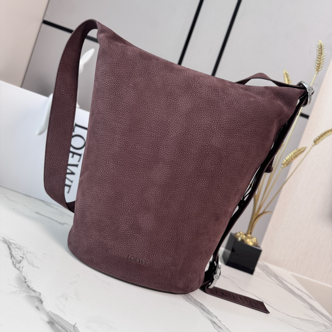NO:763390,Lw Soft Nubuck Loop Bucket Bag The Loop combines the silhouette of a bucket bag with the effortless functionality of a travel bag, creating a hybrid bag. Featuring a signature buckle and slider that can be worn a variety of ways, the loop straps easily adjust, and top and side zippers provide easy access. This version is made from nubuck * Can be worn over the shoulder or cross-body * Adjustable strap * Zip closure * One zippered interior pocket * Textile lining LOE**WE Embossed  size39*15.5*39CM model 652560, men's Pebble Hobo, loewe, travel bags19860909Lw柔软牛巴革Loop 水桶手袋 Loop 结合水桶手袋的廓形和旅行包的轻松功能,造就混搭手袋.采用标志性的搭扣和滑扣,可以多种方式佩戴,方便轻松调整环带,顶部和侧面拉链便于拿取物品.此版本采用牛巴革制成*可肩背或斜挎*可调节肩带*拉链开合*一个拉链内袋*织物衬里 LOE**WE 压纹 size39*15.5*39CM 型号652560,男款Pebble Hobo,loewe,travel bags,Bag