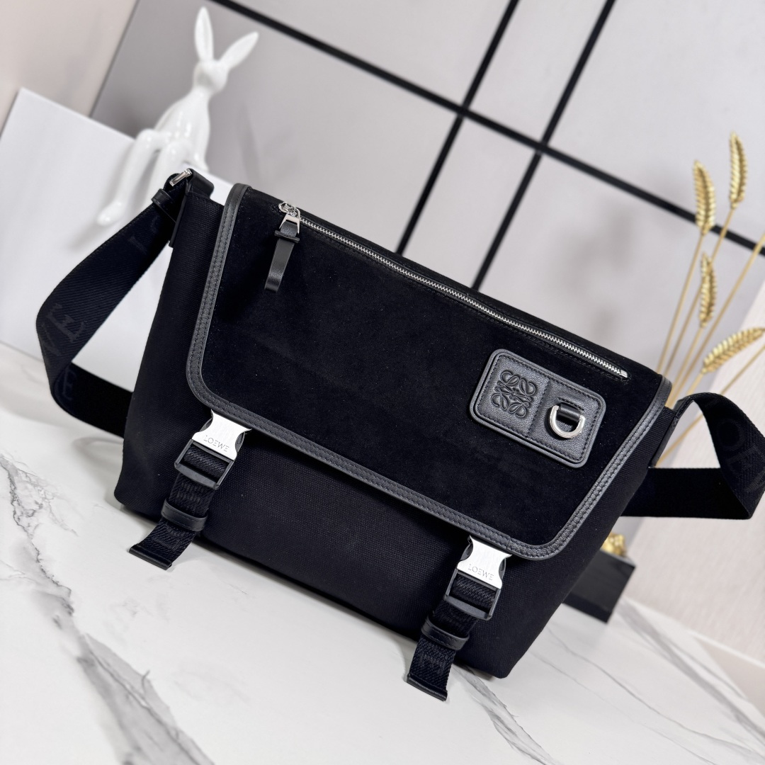 NO:763414,Lw High Quality (All Steel Hardware) New Medium Canvas and Nubuck Suede Flex Messenger Bag  Designed with a trapezoidal flap and finished with refined sporty details. This medium version is made from cotton canvas and checkered printed nubuck. Holds a 13-inch laptop. Can be worn as a shoulder or cross-body bag. Adjustable LO** EWE webbing. Snap-stud flap. One zippered front pocket, one magnetic closure. One zipped interior pocket.  Model 822513 (all steel hardware), men’s      lucky bag messenger bag19860909Lw 高品质（全钢五金）新款中号帆布和磨砂绒面革Flex邮差包 采用梯形翻盖设计,饰有精致的运动风格细节.此中号版本采用棉质帆布和格纹印花磨砂绒面革制成*放13寸笔记本电脑*可肩背或斜挎*可调节LO**EWE织带*按扣翻盖*一个拉链前袋,一个磁扣后代*一个拉链内袋*尼龙衬里*Anagram 压纹配有D形环. 型号822513（全钢五金）,男士   ,Bag