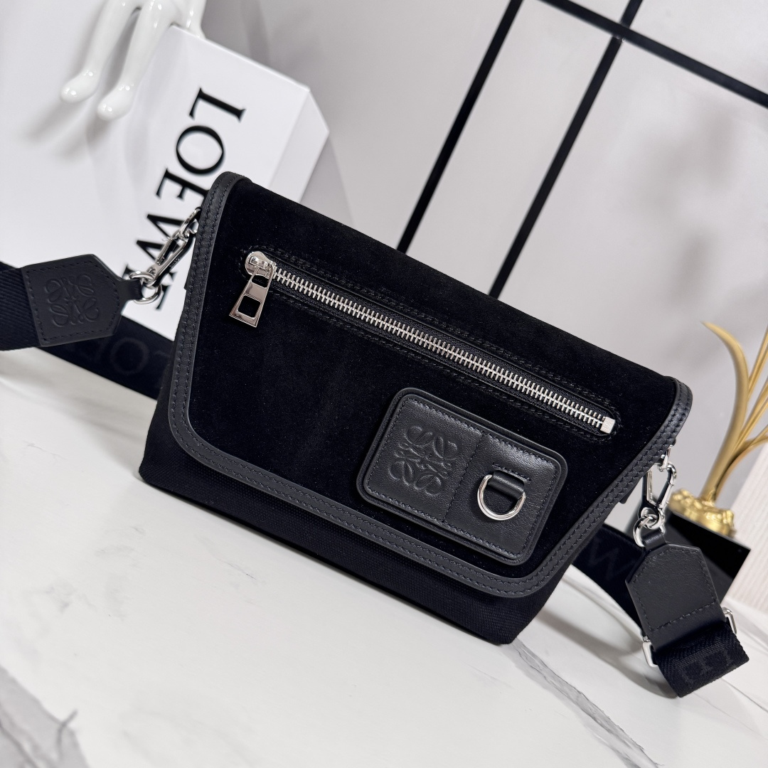 NO:763424,LOw Mini Flex Messenger Bag in Canvas and Suede Featuring a trapezoidal folding flap, wide shoulder straps and refined sporty details. This mini version is made of cotton canvas and suede. Carry on the shoulder or crossbody*Detachable adjustable webbing*Magnetic flap*One zippered front pocket*Nylon lining**Anagram embossed. Comes with D-ring. Size: 19*14*5CM  Model 652526 (with complete packaging), men’s      lucky bag messenger bag19860909LOw迷你帆布和绒面革Flex邮差包 采用梯形折叠翻盖,搭配宽肩带,饰有精致的运动风格细节.此迷你版本采用棉质帆布和绒面革制成.肩背或斜挎*拆卸调节织带*磁扣翻盖*一个拉链前袋*尼龙衬里**Anagram 压纹.配有D形环. size:19*14*5CM 型号652526（配全套包装）,男士   ,Bag