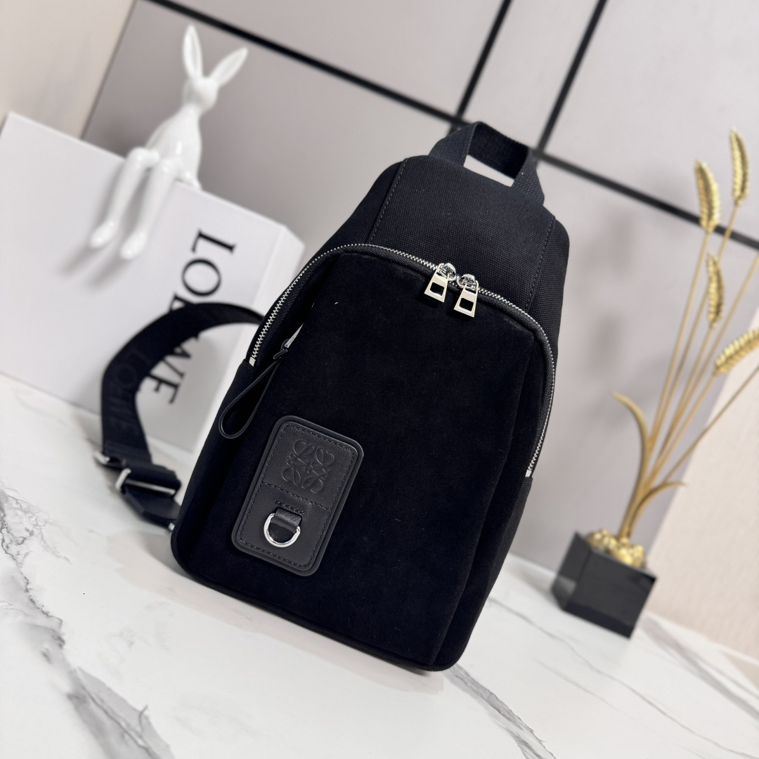 NO:763433,The LOw canvas and suede Flex Sling bag is a versatile bag in practical everyday sizes with refined sporty details. This version is made of cotton canvas and suede. Shoulder, cross-body or hand carry*Adjustable webbing*Zip closure*One zippered side pocket*Nylon lining**Anagram embossed. Comes with D-ring. Size: 18*31*10CM  Model 652527 (with complete package), men's handbag, chest bag, waist bag19860909LOw帆布和绒面革Flex Sling手袋是一款多功能包款,采用实用的日常尺寸,并搭配精致的运动风格细节.此版本采用棉质帆布和绒面革制成.肩背 斜挎或手提*调节织带*拉链开合*一个拉链侧袋*尼龙衬里**Anagram 压纹.配有D形环. size:18*31*10CM 型号652527（配全套包装）,男士手包 胸包 腰包,Bag