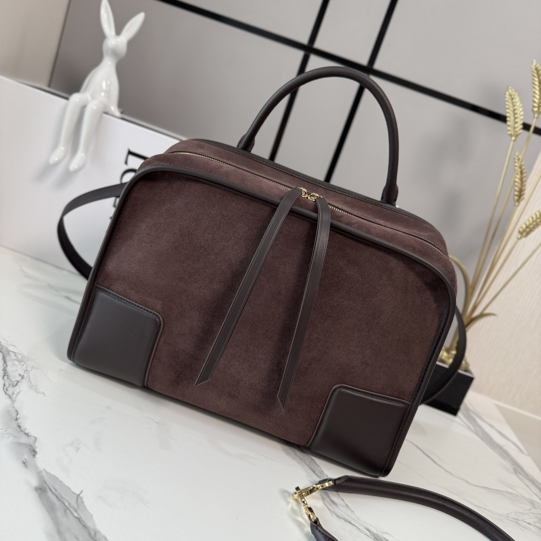 NO:768108,LOw Large Suede Amazona 180 reinterprets the legendary LOEWE bag in a relaxed silhouette with a single top handle. The bag has an open design and the main compartment is secured with a hidden buckle. Comes with a detachable shoulder and crossbody strap for a practical style. This large version is made of suede. Three ways to carry short handles, detachable shoulder and crossbody straps Zipper with two leather zipper pulls  Two compartments, main compartment with magnetic closure Internal flat pocket Left D-ring for customization Suede and Nappa sheepskin lining LOE*WE hot stamping or silver, Double L embossed brand logo. Model 062553 size: 34.5*14*27CM, new Amazona handbags, loewe, sheepskin19860909LOw大号绒面革 Amazona 180 重新诠释 LOEWE 传奇手袋,呈现休闲廓形,搭配单一顶部提手.手袋采用开放式设计,主隔层以隐藏扣固定.搭配可拆卸肩背和斜挎背带,打造实用风格.此大号版本采用绒面革制成. 三种携带方式短提手、可拆卸肩背和斜挎背带 拉链配有两个皮革拉链头 两个隔层,主隔层以磁扣开合 内部扁平口袋 左侧 D 形环可定制 绒面革和纳帕羊皮革衬里 LOE*WE 烫金或烫银,Double L 压纹品牌标志. 型号062553size:34.5*14*27CM,新款Amazona手袋,loewe,sheepskin,Bag