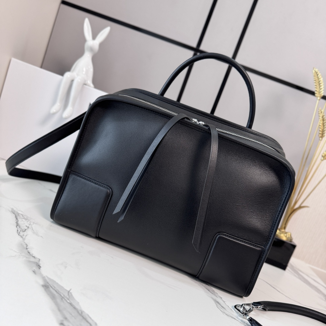 NO:768147,LOw Large Calf Leather Amazona 180 reinterprets the legendary LOEWE bag in a relaxed silhouette with a single top handle. The bag has an open design and the main compartment is fastened with a hidden buckle. Comes with a detachable shoulder and crossbody strap for a practical style. This large version is made from calf leather. Three ways to carry it Short handle, detachable shoulder and crossbody strap Zipper with two leather zipper pulls Two compartments, main compartment closed with magnetic snap  Internal flat pocket Left D-ring customizable Suede and Nappa sheepskin lining LOE*WE hot stamping or silver, Double L embossed brand logo. Model 062553 size: 34.5*14*27CM, new Amazon handbags, loewe,cowhide,sheepskin19860909LOw大号牛皮革 Amazona 180 重新诠释 LOEWE 传奇手袋,呈现休闲廓形,搭配单一顶部提手.手袋采用开放式设计,主隔层以隐藏扣固定.搭配可拆卸肩背和斜挎背带,打造实用风格.此大号版本采用牛皮革制成. 三种携带方式短提手、可拆卸肩背和斜挎背带 拉链配有两个皮革拉链头 两个隔层,主隔层以磁扣开合 内部扁平口袋 左侧 D 形环可定制 绒面革和纳帕羊皮革衬里 LOE*WE 烫金或烫银,Double L 压纹品牌标志. 型号062553size:34.5*14*27CM,新款Amazona手袋,loewe,cowhide,sheepskin,Bag