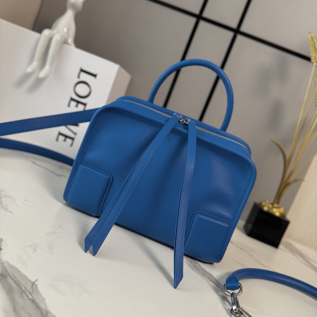NO:768202,LOw Small Amazona 180 Bag in Soft Calf Leather Reinterprets the legendary L bag with a relaxed silhouette and a single top handle. The bag has an open design and the main compartment is secured with a hidden buckle. Comes with a detachable shoulder strap and cross-body strap for a practical style. This small version is made of soft calf leather. *Three ways to carry: short handle, detachable shoulder and crossbody  Back strap*Zip with two leather zipper pulls*Two compartments, main compartment closed with magnetic buckle*Internal flat pocket*D-ring on the left side can be customized*Suede lining LOE*WE hot stamping or hot silver, Double L embossed brand logo size: 24.5*10*18.5CM model 262552 (with full package), new Amazona handbags, loewe, louis vuitton, cowhide19860909LOw小号柔软 牛皮革Amazona 180手袋 重新诠释L家传奇手袋,呈现休闲轮廓,搭配单一顶部提手.手袋采用开放式设计,主隔层以隐藏式扣固定.搭配拆卸肩带和斜挎背带,打造实用风格.此小号版本采用柔软牛皮革制成.*三种携带方式*短提手、拆卸肩背和斜挎 背带*拉链配有两个皮革拉链头*两个隔层,主隔层以磁扣开合*内部扁平口袋*左侧D形环可定制*绒面革衬里LOE*WE烫金或者烫银,Double L压纹品牌标志 size:24.5*10*18.5CM 型号262552（配全套包装）,新款Amazona手袋,loewe,louis vuitton,cowhide,Bag