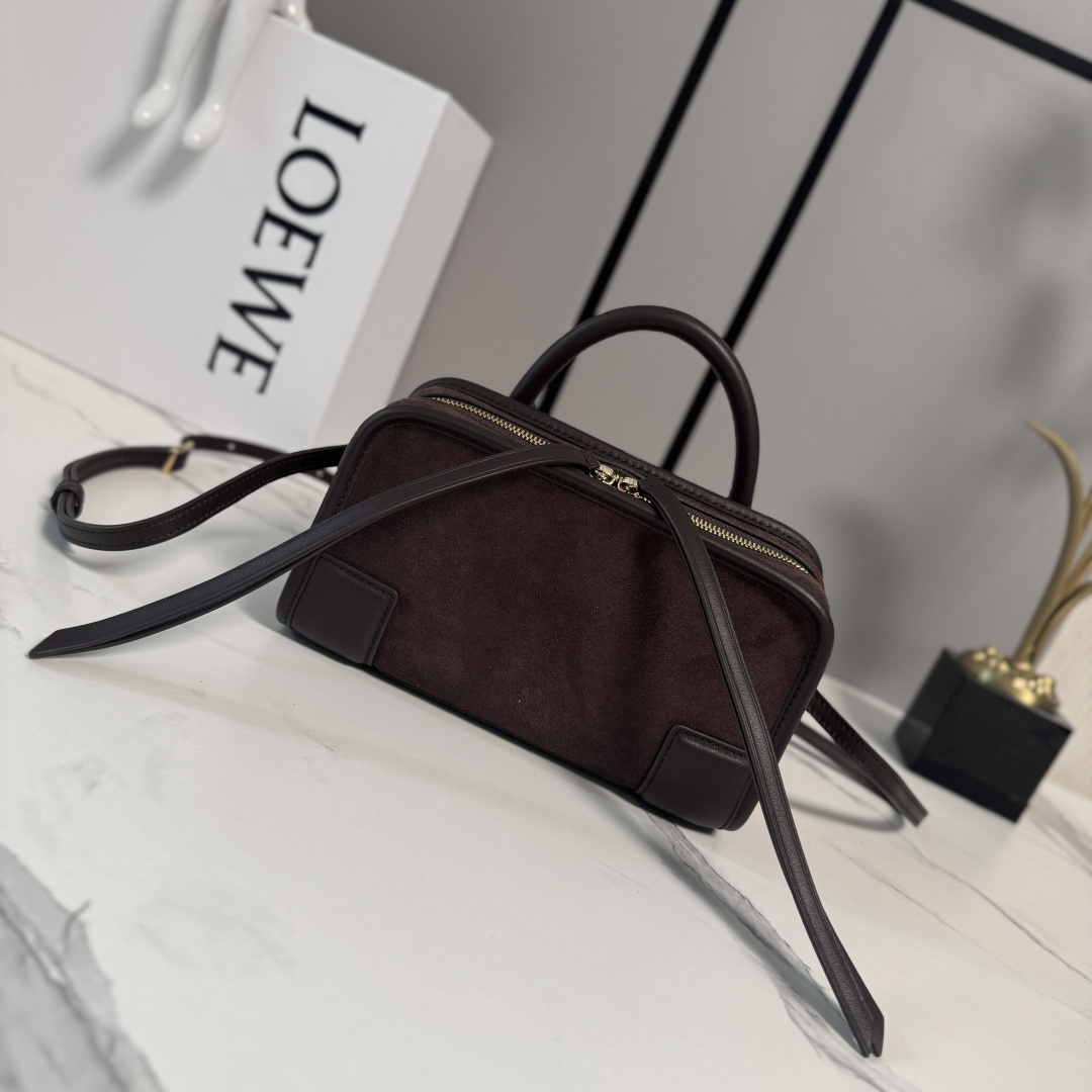 NO:812255,LOw Mini Amazona 180 Bag in Soft Nubuck Leather Reinterprets the legendary L bag with a relaxed silhouette and a single top handle. The bag has an open design and the main compartment is secured with a hidden buckle. Comes with a detachable shoulder strap and cross-body strap for a practical style. This mini version is made of nubuck and nubuck leather. *Two ways to carry it*short handle, detachable shoulder and crossbody  Back strap*Zipper equipped with two leather zipper pulls*Two compartments, the main compartment is closed with a magnetic buckle*D-ring on the left side can be customized*Suede lining LOE*WE hot stamping or hot silver, Double L embossed brand logo size: 20*7*11.5CM Model 062603 (with full set of packaging), new Amazona handbags, loewe, louis vuitton, cowhide19860909LOw迷你 柔软 磨砂牛皮革Amazona 180手袋 重新诠释L家传奇手袋,呈现休闲轮廓,搭配单一顶部提手.手袋采用开放式设计,主隔层以隐藏式扣固定.搭配拆卸肩带和斜挎背带,打造实用风格.此迷你 版本采用磨砂与牛皮革制成.*两种携带方式*短提手、拆卸肩背和斜挎 背带*拉链配有两个皮革拉链头*两个隔层,主隔层以磁扣开合*左侧D形环可定制*绒面革衬里LOE*WE烫金或者烫银,Double L压纹品牌标志 size:20*7*11.5CM 型号062603（配全套包装）,新款Amazona手袋,loewe,louis vuitton,cowhide,Bag