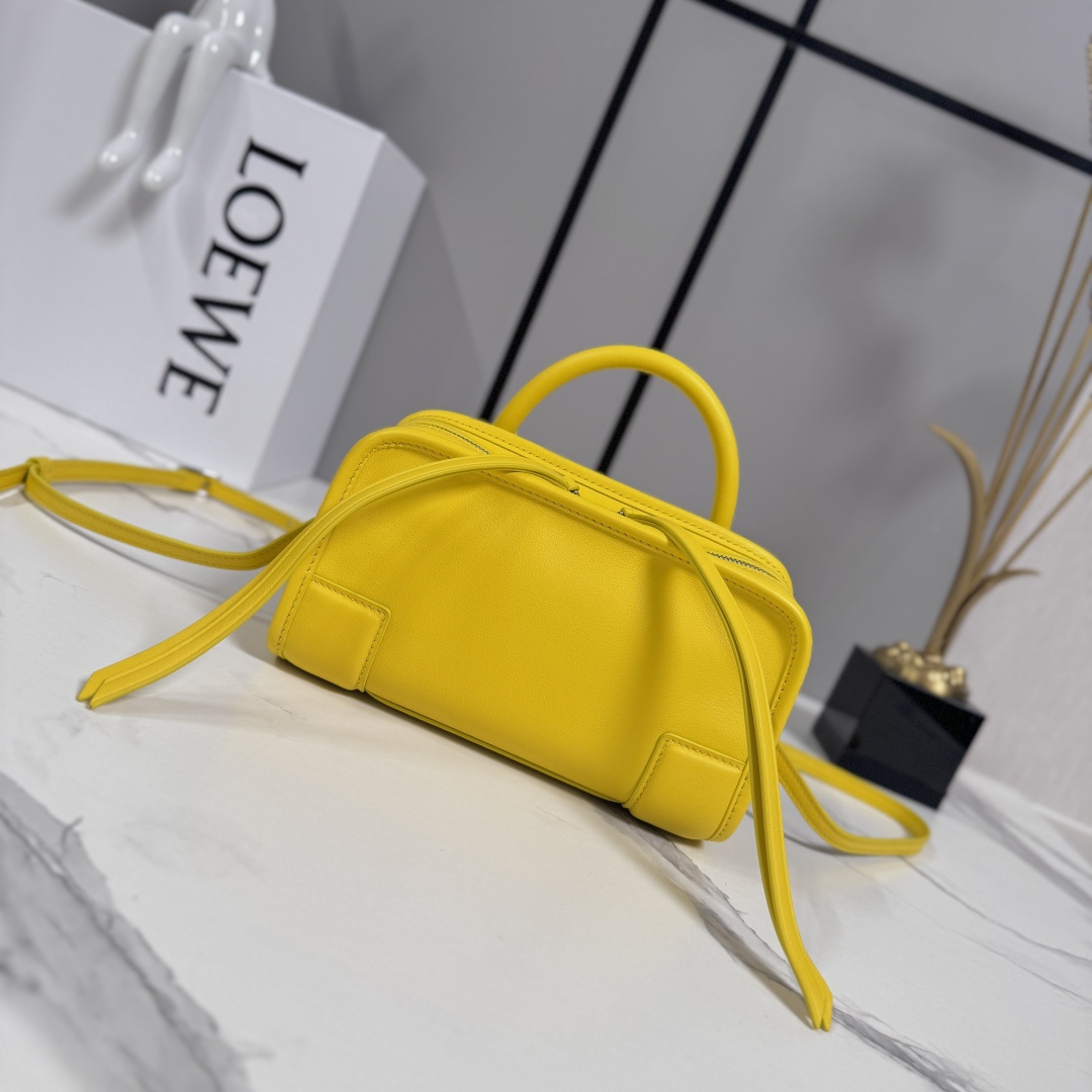 NO:812278,LOw Mini Amazona 180 Bag in Soft Calf Leather Reinterprets the legendary L bag with a relaxed silhouette and a single top handle. The bag has an open design and the main compartment is secured with a hidden buckle. Comes with a detachable shoulder strap and cross-body strap for a practical style. This mini version is made of soft calf leather. *Two ways of carrying: short handle, detachable shoulder and crossbody  Back strap*Zipper equipped with two leather zipper pulls*Two compartments, the main compartment is closed with a magnetic buckle*D-ring on the left side can be customized*Suede lining LOE*WE hot stamping or hot silver, Double L embossed brand logo size: 20*7*11.5CM Model 062603 (with full set of packaging), new Amazona handbags, loewe, louis vuitton, cowhide19860909LOw迷你 柔软 牛皮革Amazona 180手袋 重新诠释L家传奇手袋,呈现休闲轮廓,搭配单一顶部提手.手袋采用开放式设计,主隔层以隐藏式扣固定.搭配拆卸肩带和斜挎背带,打造实用风格.此迷你 版本采用柔软牛皮革制成.*两种携带方式*短提手、拆卸肩背和斜挎 背带*拉链配有两个皮革拉链头*两个隔层,主隔层以磁扣开合*左侧D形环可定制*绒面革衬里LOE*WE烫金或者烫银,Double L压纹品牌标志 size:20*7*11.5CM 型号062603（配全套包装）,新款Amazona手袋,loewe,louis vuitton,cowhide,Bag