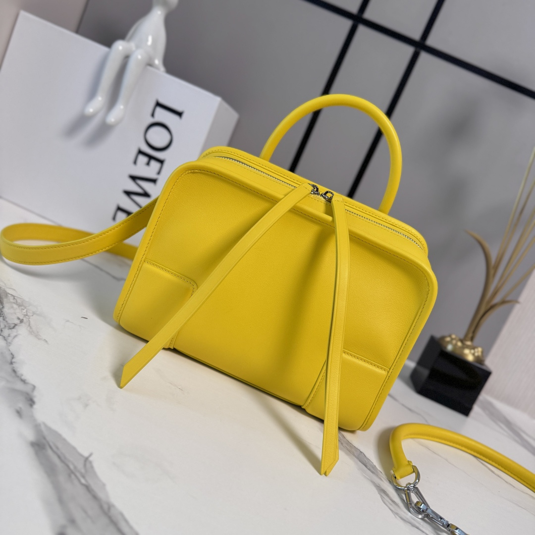 NO:812290,LOw Small Amazona 180 Bag in Soft Calf Leather Reinterprets the legendary L bag with a relaxed silhouette and a single top handle. The bag has an open design and the main compartment is secured with a hidden buckle. Comes with a detachable shoulder strap and cross-body strap for a practical style. This small version is made of soft calf leather. *Three ways to carry: short handle, detachable shoulder and crossbody  Back strap*Zip with two leather zipper pulls*Two compartments, main compartment closed with magnetic buckle*Internal flat pocket*D-ring on the left side can be customized*Suede lining LOE*WE hot stamping or hot silver, Double L embossed brand logo size: 24.5*10*18.5CM model 262552 (with full package), new Amazona handbags, loewe, louis vuitton, cowhide19860909LOw小号柔软 牛皮革Amazona 180手袋 重新诠释L家传奇手袋,呈现休闲轮廓,搭配单一顶部提手.手袋采用开放式设计,主隔层以隐藏式扣固定.搭配拆卸肩带和斜挎背带,打造实用风格.此小号版本采用柔软牛皮革制成.*三种携带方式*短提手、拆卸肩背和斜挎 背带*拉链配有两个皮革拉链头*两个隔层,主隔层以磁扣开合*内部扁平口袋*左侧D形环可定制*绒面革衬里LOE*WE烫金或者烫银,Double L压纹品牌标志 size:24.5*10*18.5CM 型号262552（配全套包装）,新款Amazona手袋,loewe,louis vuitton,cowhide,Bag