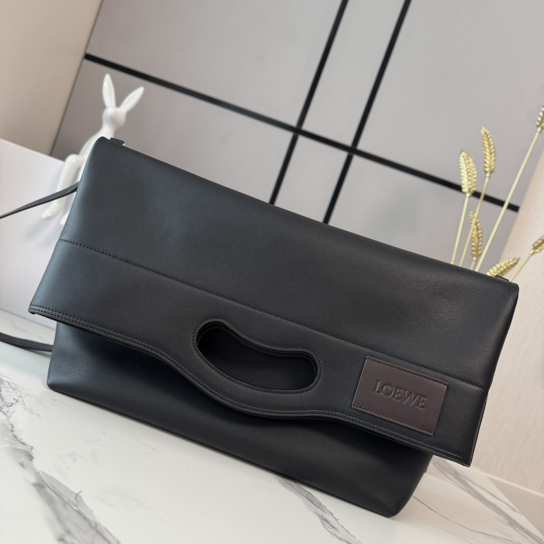 NO:812295,The Bob Folding Tote in LOw glossy soft calfskin is a versatile interpretation of the Bobby shoe collection, featuring a unique handle-shaped cutout. The modular design allows for multiple ways of carrying it as a tote, clutch or crossbody. This version is made of glossy soft cowhide* Can be worn over the shoulder, crossbody or by hand* Detachable and adjustable shoulder strap* Zip closure* One exterior zippered back pocket, one interior zippered pocket Textile lining  LO**EWE embossed cow leather patch size:47.5*38*9.5CM model 062673, men's Pebble Hobo, satchels, crossbody bags, handbag, cowhide19860909LOw亮面柔软牛皮革 Bob 折叠托特手袋是对 Bobby 鞋履系列的多样诠释,采用独特的提手形状镂空设计.模组化设计造就多种携带方式,可作为托特手袋、手拿包或斜挎包使用.此版本采用亮面柔软牛皮革制成*可肩背、斜挎或手提*可拆卸可调节肩带*拉链开合*一个外部拉链后袋,一个内部拉链口袋织物衬里 LO**EWE 压纹牛皮革贴片 size:47.5*38*9.5CM 型号062673,男款Pebble Hobo,satchels,crossbody bags,handbag,cowhide,Bag