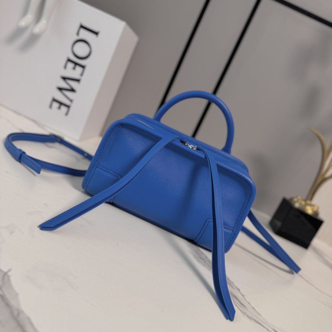 NO:812315,LOw Mini Amazona 180 Bag in Soft Calf Leather Reinterprets the legendary L bag with a relaxed silhouette and a single top handle. The bag has an open design and the main compartment is secured with a hidden buckle. Comes with a detachable shoulder strap and cross-body strap for a practical style. This mini version is made of soft calf leather. *Two ways of carrying: short handle, detachable shoulder and crossbody  Back strap*Zipper equipped with two leather zipper pulls*Two compartments, the main compartment is closed with a magnetic buckle*D-ring on the left side can be customized*Suede lining LOE*WE hot stamping or hot silver, Double L embossed brand logo size: 20*7*11.5CM Model 062603 (with full set of packaging), new Amazona handbags, loewe, louis vuitton, cowhide19860909LOw迷你 柔软 牛皮革Amazona 180手袋 重新诠释L家传奇手袋,呈现休闲轮廓,搭配单一顶部提手.手袋采用开放式设计,主隔层以隐藏式扣固定.搭配拆卸肩带和斜挎背带,打造实用风格.此迷你 版本采用柔软牛皮革制成.*两种携带方式*短提手、拆卸肩背和斜挎 背带*拉链配有两个皮革拉链头*两个隔层,主隔层以磁扣开合*左侧D形环可定制*绒面革衬里LOE*WE烫金或者烫银,Double L压纹品牌标志 size:20*7*11.5CM 型号062603（配全套包装）,新款Amazona手袋,loewe,louis vuitton,cowhide,Bag