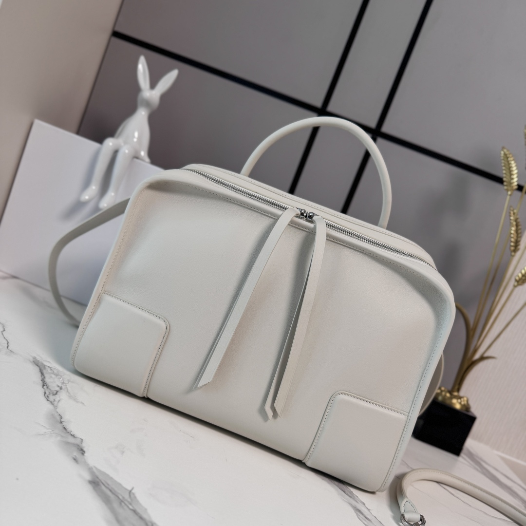 NO:812312,LOw Large Calf Leather Amazona 180 reinterprets the legendary LOEWE bag in a relaxed silhouette with a single top handle. The bag has an open design and the main compartment is fastened with a hidden buckle. Comes with a detachable shoulder and crossbody strap for a practical style. This large version is made from calf leather. Three ways to carry it Short handle, detachable shoulder and crossbody strap Zipper with two leather zipper pulls Two compartments, main compartment closed with magnetic snap  Internal flat pocket Left D-ring customizable Suede and Nappa sheepskin lining LOE*WE hot stamping or silver, Double L embossed brand logo. Model 062553 size: 34.5*14*27CM, new Amazon handbags, loewe,cowhide,sheepskin19860909LOw大号牛皮革 Amazona 180 重新诠释 LOEWE 传奇手袋,呈现休闲廓形,搭配单一顶部提手.手袋采用开放式设计,主隔层以隐藏扣固定.搭配可拆卸肩背和斜挎背带,打造实用风格.此大号版本采用牛皮革制成. 三种携带方式短提手、可拆卸肩背和斜挎背带 拉链配有两个皮革拉链头 两个隔层,主隔层以磁扣开合 内部扁平口袋 左侧 D 形环可定制 绒面革和纳帕羊皮革衬里 LOE*WE 烫金或烫银,Double L 压纹品牌标志. 型号062553size:34.5*14*27CM,新款Amazona手袋,loewe,cowhide,sheepskin,Bag