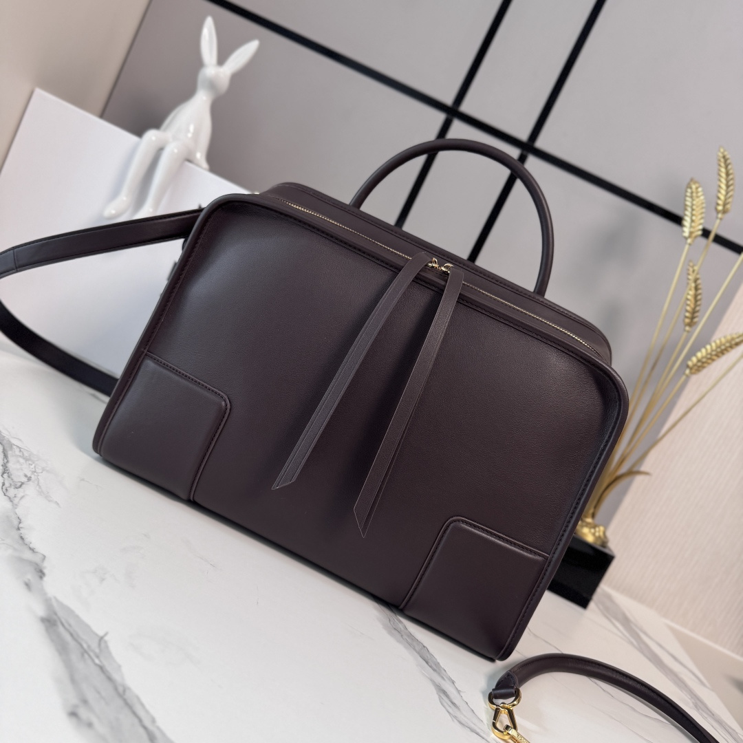 NO:812325,LOw Large Calf Leather Amazona 180 reinterprets the legendary LOEWE bag in a relaxed silhouette with a single top handle. The bag has an open design and the main compartment is fastened with a hidden buckle. Comes with a detachable shoulder and crossbody strap for a practical style. This large version is made from calf leather. Three ways to carry it Short handle, detachable shoulder and crossbody strap Zipper with two leather zipper pulls Two compartments, main compartment closed with magnetic snap  Internal flat pocket Left D-ring customizable Suede and Nappa sheepskin lining LOE*WE hot stamping or silver, Double L embossed brand logo. Model 062553 size: 34.5*14*27CM, new Amazon handbags, loewe,cowhide,sheepskin19860909LOw大号牛皮革 Amazona 180 重新诠释 LOEWE 传奇手袋,呈现休闲廓形,搭配单一顶部提手.手袋采用开放式设计,主隔层以隐藏扣固定.搭配可拆卸肩背和斜挎背带,打造实用风格.此大号版本采用牛皮革制成. 三种携带方式短提手、可拆卸肩背和斜挎背带 拉链配有两个皮革拉链头 两个隔层,主隔层以磁扣开合 内部扁平口袋 左侧 D 形环可定制 绒面革和纳帕羊皮革衬里 LOE*WE 烫金或烫银,Double L 压纹品牌标志. 型号062553size:34.5*14*27CM,新款Amazona手袋,loewe,cowhide,sheepskin,Bag