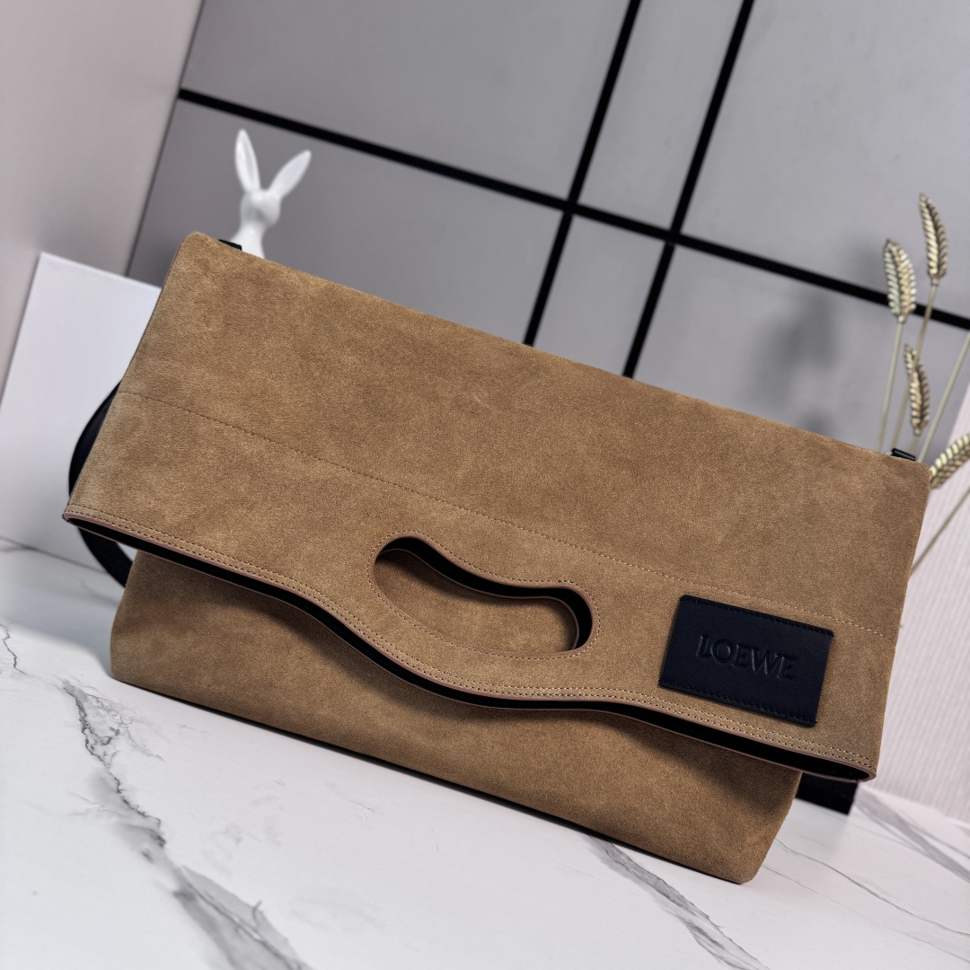 NO:812328,The LOw suede Bob Folding Tote is a versatile interpretation of Bobby's footwear collection, featuring a unique handle-shaped cutout. The modular design allows for multiple ways of carrying it as a tote, clutch or crossbody. This version is made from suede *Can be worn over the shoulder, crossbody or by hand*Removable adjustable shoulder strap*Zip closure*One exterior zippered back pocket, one interior zippered pocket Fabric lining LO**EWE  Embossed cow leather patch size:47.5*38*9.5CM model 062673, men's Pebble Hobo, satchels, crossbody bags, handbag, cowhide19860909LOw绒面革Bob 折叠托特手袋是对 Bobby 鞋履系列的多样诠释,采用独特的提手形状镂空设计.模组化设计造就多种携带方式,可作为托特手袋、手拿包或斜挎包使用.此版本采用绒面革制成*可肩背、斜挎或手提*可拆卸可调节肩带*拉链开合*一个外部拉链后袋,一个内部拉链口袋织物衬里 LO**EWE 压纹牛皮革贴片 size:47.5*38*9.5CM 型号062673,男款Pebble Hobo,satchels,crossbody bags,handbag,cowhide,Bag