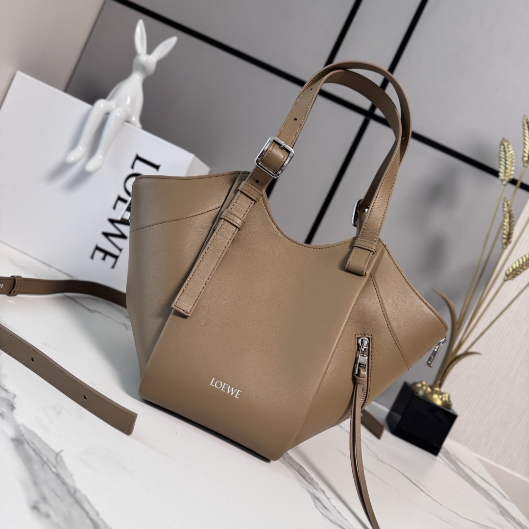 NO:812309,LOw's new classic cowhide leather Hammock Flip handbag interprets a classic bag with soft texture and practical function, while continuing the series' iconic details. It uses a creative stitching and flip structure to easily convert between a shoulder bag and a close-fitting Hobo handbag. This version is made of classic cowhide. Can be worn on the shoulder, crossbody or handheld Detachable and adjustable shoulder strap Magnetic closure One external zippered pocket, two internal slip pockets Herringbone cotton canvas lining  LO*E*WE hot stamping or silver hot stamping model 262543 Size: 15*22*21CM, men's puzzle medium large size, backpacks, cowhide19860909LOw 新款 经典牛皮革 Hammock Flip 手袋 以柔软质感与实用功能诠释经典包款,同时延续该系列的标志性细节.采用颇具创意的缝合和翻转结构,可于肩背包和贴身 Hobo 手袋之间轻松转换.此版本采用经典牛皮革制成.可肩背、斜挎或手提可拆卸可调节肩带 磁扣开合一个外部拉链口袋,两个内部插袋人字纹棉质帆布衬里 LO*E*WE 烫金或烫银 型号262543 Size:15*22*21CM,男款puzzle中号 大号,backpacks,cowhide,Bag