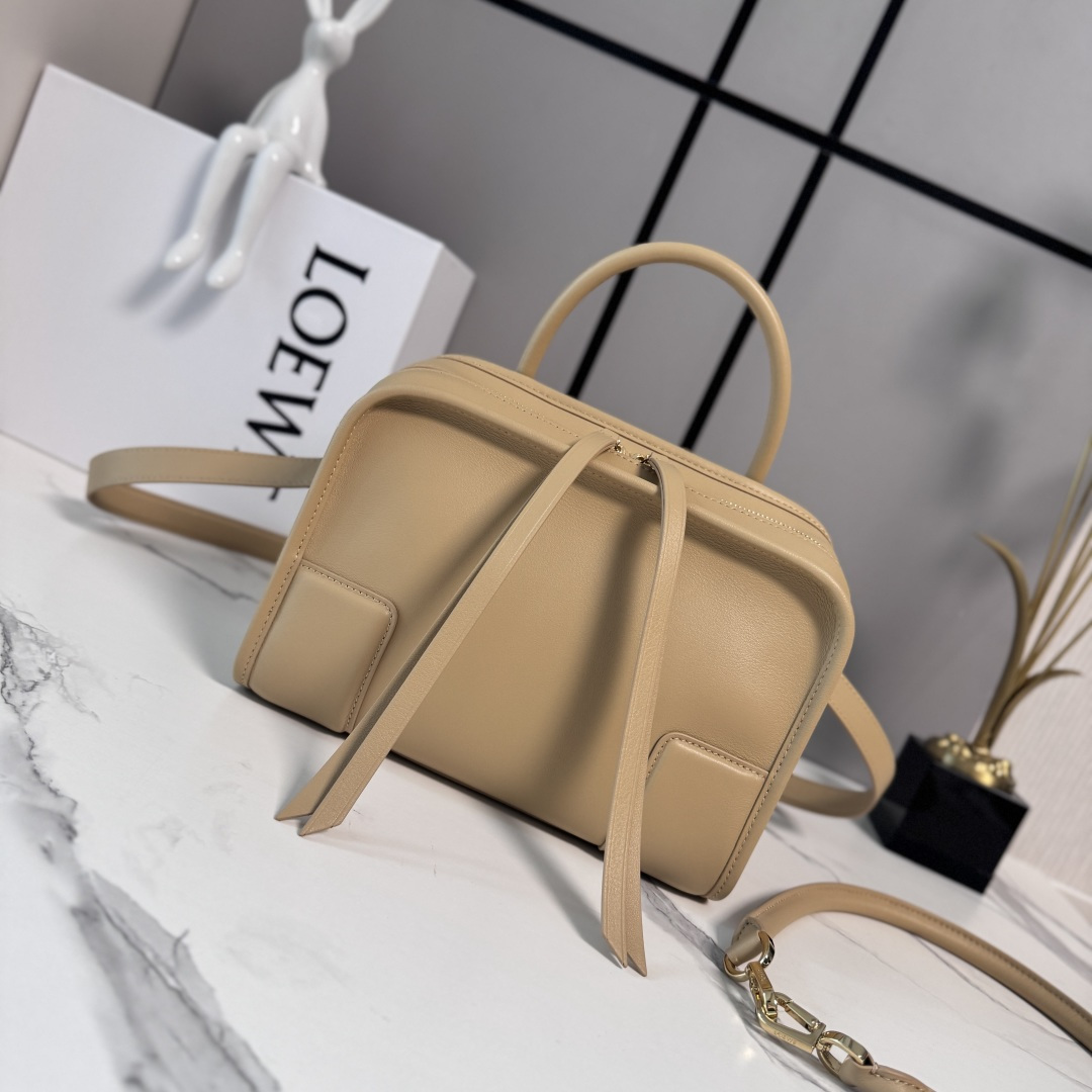NO:812314,LOw Small Amazona 180 Bag in Soft Calf Leather Reinterprets the legendary L bag with a relaxed silhouette and a single top handle. The bag has an open design and the main compartment is secured with a hidden buckle. Comes with a detachable shoulder strap and cross-body strap for a practical style. This small version is made of soft calf leather. *Three ways to carry: short handle, detachable shoulder and crossbody  Back strap*Zip with two leather zipper pulls*Two compartments, main compartment closed with magnetic buckle*Internal flat pocket*D-ring on the left side can be customized*Suede lining LOE*WE hot stamping or hot silver, Double L embossed brand logo size: 24.5*10*18.5CM model 262552 (with full package), new Amazona handbags, loewe, louis vuitton, cowhide19860909LOw小号柔软 牛皮革Amazona 180手袋 重新诠释L家传奇手袋,呈现休闲轮廓,搭配单一顶部提手.手袋采用开放式设计,主隔层以隐藏式扣固定.搭配拆卸肩带和斜挎背带,打造实用风格.此小号版本采用柔软牛皮革制成.*三种携带方式*短提手、拆卸肩背和斜挎 背带*拉链配有两个皮革拉链头*两个隔层,主隔层以磁扣开合*内部扁平口袋*左侧D形环可定制*绒面革衬里LOE*WE烫金或者烫银,Double L压纹品牌标志 size:24.5*10*18.5CM 型号262552（配全套包装）,新款Amazona手袋,loewe,louis vuitton,cowhide,Bag