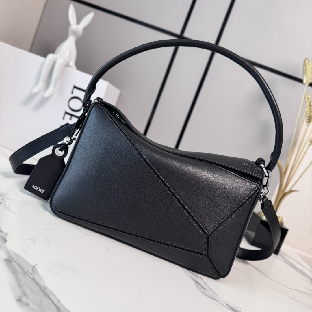 NO:812332,LOw's new medium-sized Nappa sheepskin leather Featherlight Puzzle handbag outlines a rectangular shape with unique geometric lines. The soft and lightweight Nappa leather injects a casual and lazy style. This version is equipped with a shoulder strap, which injects new vitality into the design. It can be carried on the shoulder or cross-body* Detachable and adjustable shoulder strap, decorated with rotating buckle* Zipper closure, hinged zipper puller One external zippered back pocket, one internal slip pocket* Detachable  LOE**WE hot stamping or silver label, decorated with secret pockets and balloon dice* rectangular metal feet Nappa sheep leather lining Anagram embossed, plaque engraved inside LOE**WE wording. Model 062608 size: 29*12*19.5cm (with full package), sheepskin-nubuck leather New geometric bag, loewe, sheepskin19860909LOw新款 中号纳帕羊皮革 Featherlight Puzzle 手袋 以别具一格的几何线条勾勒长方体造型.柔软轻盈的纳帕皮革为手袋注入随性慵懒的风格.此版本配备肩带,为设计注入崭新活力.可肩背、斜挎*可拆卸可调节肩带,饰有旋转卡扣*拉链开合,铰接式拉链头 一个外部拉链后袋,一个内部插袋*可拆卸 LOE**WE 烫金或烫银标签,饰有隐秘口袋和气球骰子*长方形金属脚钉 纳帕羊皮革衬里 Anagram 压纹、饰牌内部镌刻 LOE**WE字样. 型号062608 size:29*12*19.5cm（配全套包装）,羊皮—牛巴革 新款几何包,loewe,sheepskin,Bag
