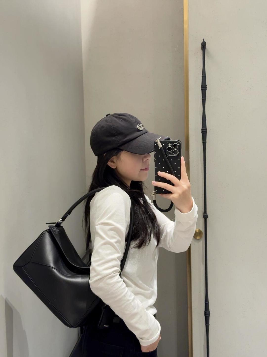 NO:812336,A new member of uzzle, a new long handle ~ with a long shoulder strap inside, you can switch to different carrying methods ~ In addition to the armpit bag, there is also a long shoulder strap, you can switch it at will, sheepskin-nubuck leather, new geometric bag, sheepskin19860909uzzle新成员 新出的长手柄～内附有长肩带 可以切换不同的背法～ 除了腋下包包 还有一根长肩带 随意切换,羊皮—牛巴革 新款几何包,sheepskin,Bag