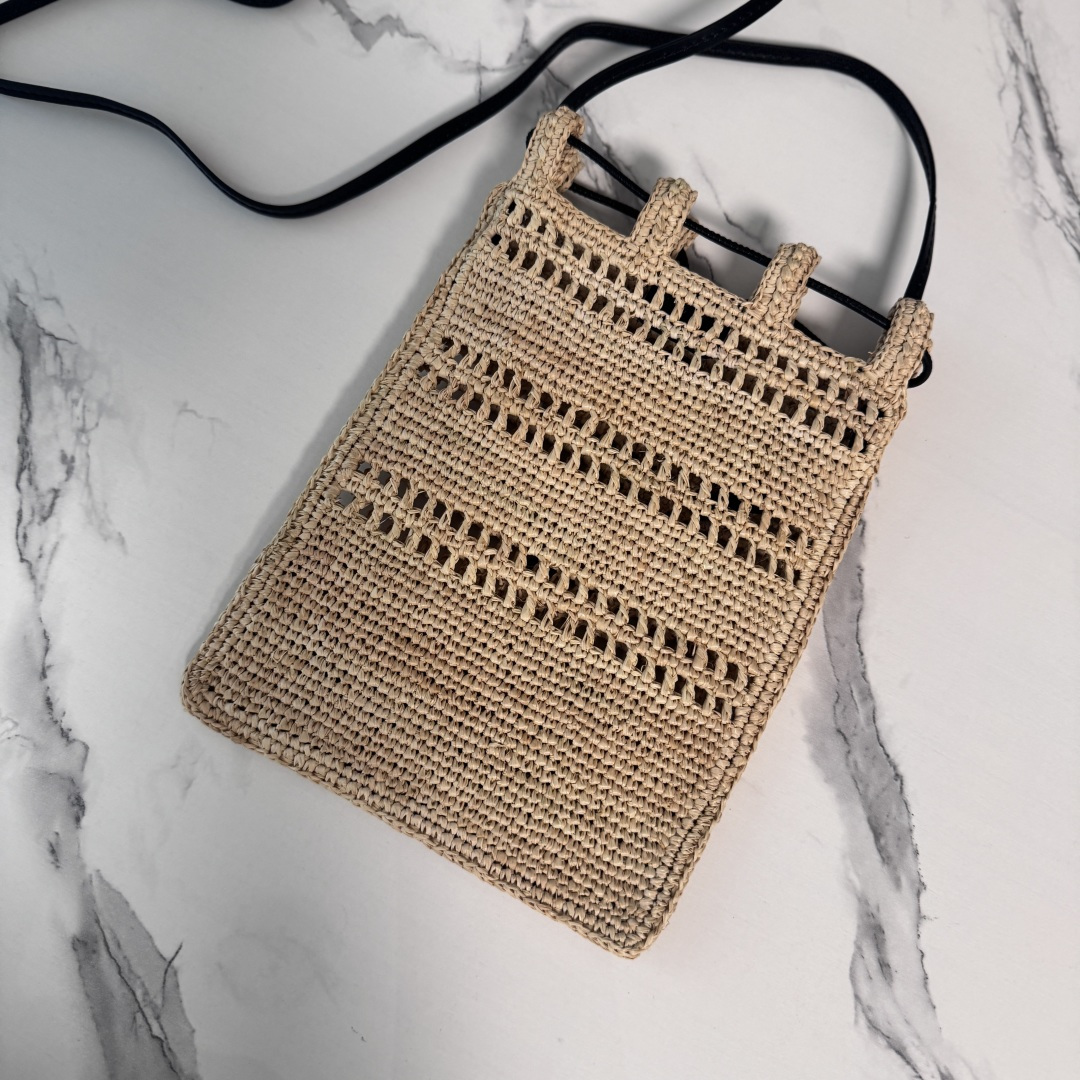 NO:812349,LOw raffia drawstring pouch Tubular leather strap adjustable with Anagram Pebble button and decorated with contrasting LOE*WE embroidery. Shoulder or cross-body *unlined Carry engraved Anagram. size: 16*21CM Model 10262 (comes with full package), straw vegetable basket, loewe, espadrilles19860909LOw拉菲草抽绳小袋 通过 Anagram Pebble 按钮调整管状皮革饰带,并饰有对比色 LOE*WE 刺绣.肩背或斜挎*无衬里 携刻Anagram. size: 16*21CM 型号10262（配全套包装）,草编菜篮子,loewe,espadrilles,Bag