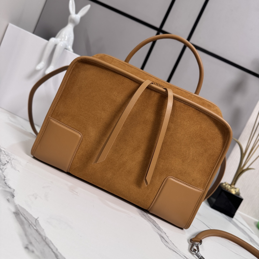 NO:812350,LOw Large Suede Amazona 180 reinterprets the legendary LOEWE bag in a relaxed silhouette with a single top handle. The bag has an open design and the main compartment is secured with a hidden buckle. Comes with a detachable shoulder and crossbody strap for a practical style. This large version is made of suede. Three ways to carry short handles, detachable shoulder and crossbody straps Zipper with two leather zipper pulls  Two compartments, main compartment with magnetic closure Internal flat pocket Left D-ring for customization Suede and Nappa sheepskin lining LOE*WE hot stamping or silver, Double L embossed brand logo. Model 062553 size: 34.5*14*27CM, new Amazona handbags, loewe, sheepskin19860909LOw大号绒面革 Amazona 180 重新诠释 LOEWE 传奇手袋,呈现休闲廓形,搭配单一顶部提手.手袋采用开放式设计,主隔层以隐藏扣固定.搭配可拆卸肩背和斜挎背带,打造实用风格.此大号版本采用绒面革制成. 三种携带方式短提手、可拆卸肩背和斜挎背带 拉链配有两个皮革拉链头 两个隔层,主隔层以磁扣开合 内部扁平口袋 左侧 D 形环可定制 绒面革和纳帕羊皮革衬里 LOE*WE 烫金或烫银,Double L 压纹品牌标志. 型号062553size:34.5*14*27CM,新款Amazona手袋,loewe,sheepskin,Bag