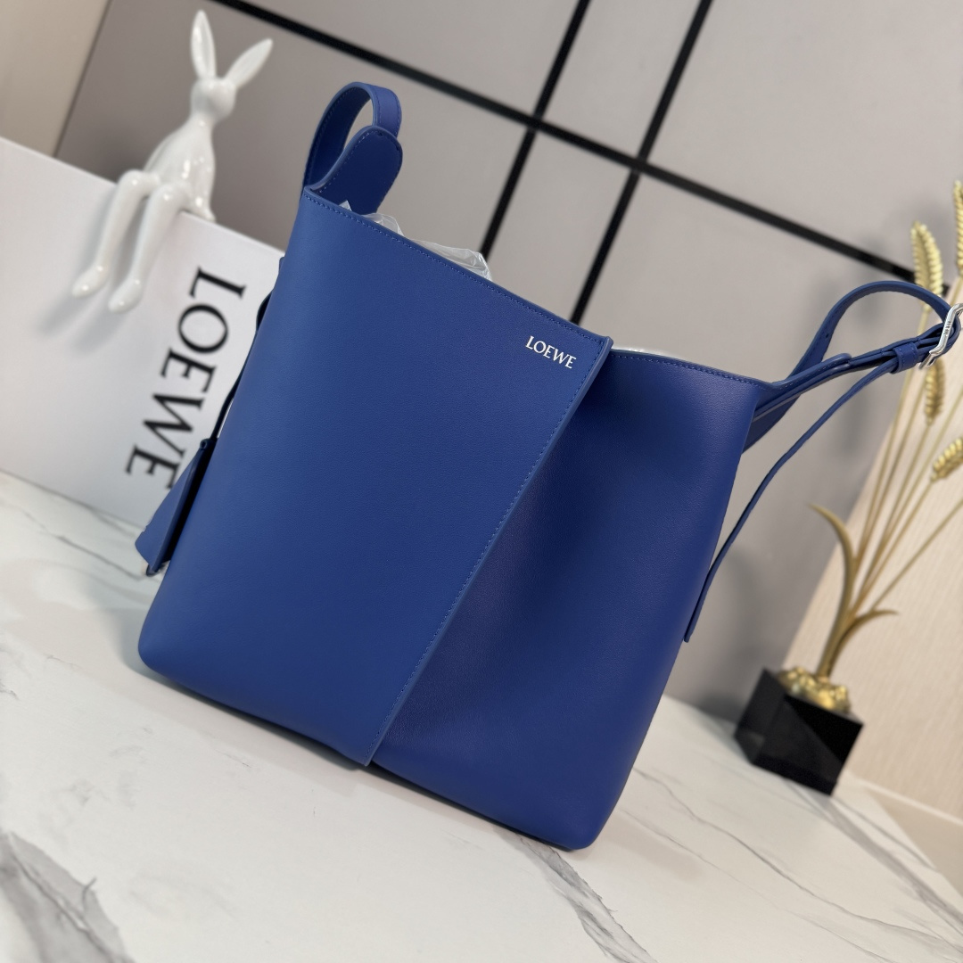 NO:851753,LOw Medium Smooth Bilbao Trapezoidal Bucket Bag with a minimalist geometric design. Crafted from leather panels with central pleats, the soft shape makes it ideal for everyday carry. This medium version is crafted from smooth cowhide. * Shoulder or crossbody * Adjustable shoulder strap * Removable Double L embossed leather bell charm with built-in practical bottle opener * Additional external D-ring for personalized charms * Hook clasp to secure belongings  Suede lining*LOE*WE hot silver. size:13*25*24CM model 652604, new Pebble Hobo handbag, loewe,cowhide19860909LOw中号光滑Bilbao梯形水桶包 呈现简约几何设计.采用皮革拼接打造,中央饰有褶皱,造型柔软贴身,是日常随身携带的理想选择.此中号版本采用光滑牛皮革制成.*肩背或斜挎*调节肩带*拆卸Double L压纹皮革钟形挂饰,内藏实用开瓶器*额外的外部D形环,可用于搭配个性化挂饰*钩扣固定随身物品 绒面革衬里*LOE*WE烫银. size:13*25*24CM 型号652604,新款Pebble Hobo手袋,loewe,cowhide,Bag