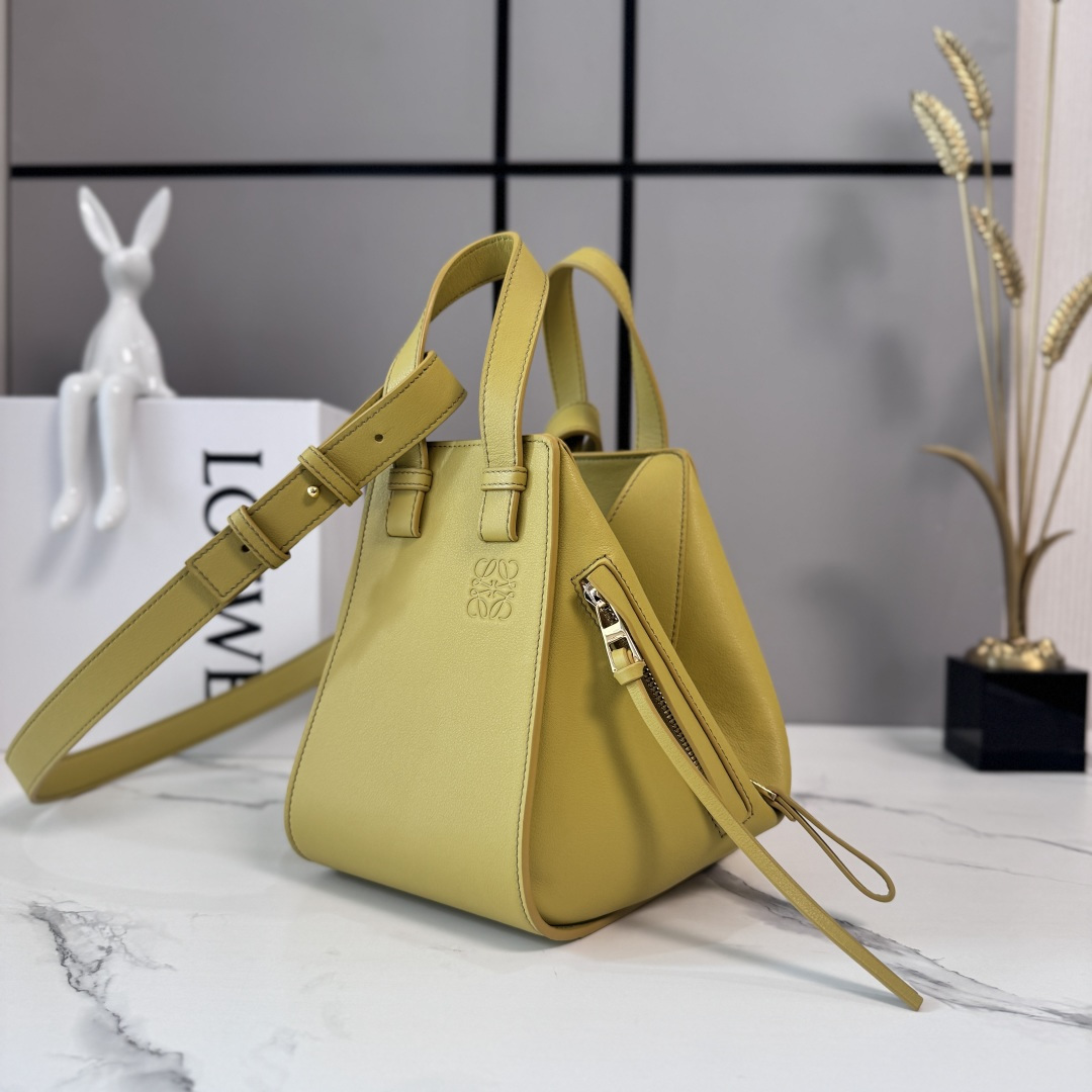 NO:851760,LOw Soft Cow Leather Compact Hammock Bag (New Size) New Version Hammock Bag is a versatile handbag with soft side covers that release the sides to change shape* This new compact version is made in soft cow leather* Shoulder, cross-body, hand carry or carry by top handle* Detachable adjustable shoulder strap* Internal hook closure *Two internal slip pockets*Can be customized with shoulder straps and personalized charms *One external zip pocket  *With Anagram herringbone cotton sail lining. size19.5*14.5*20.8 model 652233 (with full package), new model (hammock bag) compact Hammock    ,cowhide19860909LOw柔软牛皮革 紧凑Hammock手袋（新尺寸） 新版本吊床包 是一款带有柔软侧面包身的多功能手袋,可释放侧面来改变形状*这个全新的紧凑版本采用柔软牛皮革制成*肩背、斜挎、手拎或通过顶部提手携带* 可拆卸 可调节肩带* 内部钩扣封口 *两个内部插袋*可以使用肩带和个性化挂饰进行定制 *一个外部拉链口袋 *带有Anagram人字纹棉帆里衬. size19.5*14.5*20.8 型号652233（配全套包装）,新款（吊床包）紧凑Hammock    ,c,Bag
