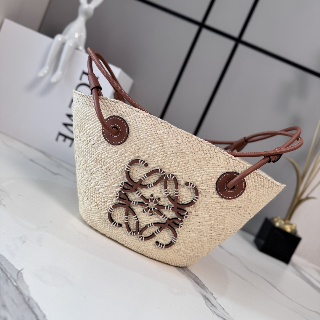 NO:851783,LOw2026 (high version) imported raw materials, all shoulder straps upgraded, Iraca palm fiber and cow leather Anagram Basket handbag* is a traditional handbag with a classic hand-woven bag body, tubular cow leather shoulder straps and top handle* decorated with cow leather Anagram  Embroidery. This small version is made in Spain using Iraca palm leaves grown, harvested, dried and hand-woven by Colombian artisans. It can be worn on the shoulder or carried on the shoulder.19860909LOw2026（高版本）进口原材料 肩带全部升级 伊拉卡棕榈纤维和牛皮革 Anagram Basket 手袋*是一款传统的手袋,采用经典手工编织包身,管状牛皮革肩带和顶部提手*饰有牛皮革 Anagram 刺绣.此小号版本在西班牙使用由哥伦比亚工匠种植,收获,晒干并手工编织的伊拉卡棕榈叶制成,肩背或者手提*牛皮革系带开合*作品以手工制作,尺寸可能略有不同,每件作品皆别具一格. 型号062136（小号）新版本 Size34*13*16.5CM,高版本（菜篮子）,cowhide,Bag