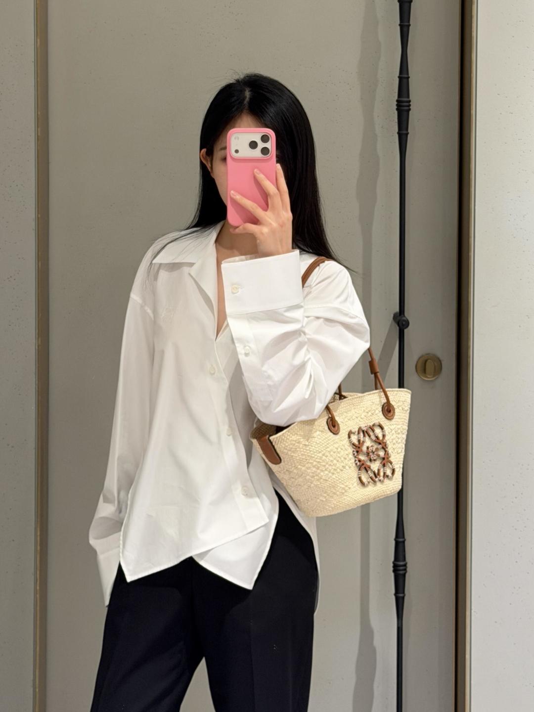 NO:851803,The Luojia straw bag has been revised. The new style has leather designs on both sides!  Full of summer flavor!  Lazy vacation style!  Taking photos beyond the photo, straw vegetable basket, loewe, espadrilles19860909罗家草编包改版啦 新款侧边两侧都带皮革设计！充满夏日气息！ 度假慵懒风！拍照超出片的,草编菜篮子,loewe,espadrilles,Bag