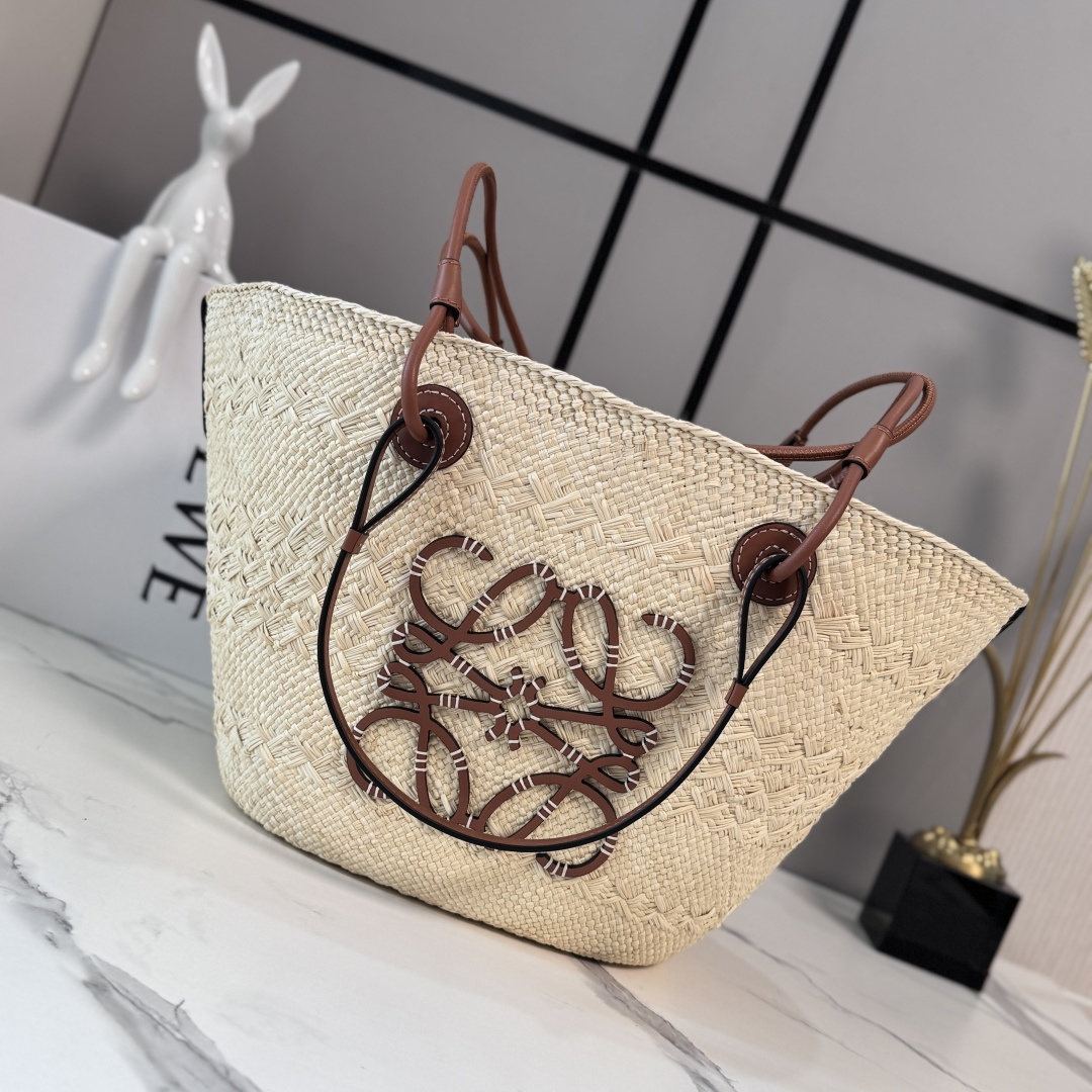 NO:851799,LOw2026 (high version) imported raw materials, all shoulder straps upgraded, Iraca palm fiber and cow leather Anagram Basket handbag* is a traditional handbag with a classic hand-woven bag body, tubular cow leather shoulder straps and top handle* decorated with cow leather Anagram  Embroidery. This large version is made in Spain using Iraca palm leaves grown, harvested, dried and hand-woven by Colombian artisans. It can be worn on the shoulder or carried by hand *Cow leather strap closure *The work is handmade, the size may be slightly different, each piece is unique. Model 062138 (Large) New version Size46*27*30CM, tall version (vegetable basket),cowhide19860909LOw2026（高版本）进口原材料 肩带全部升级 伊拉卡棕榈纤维和牛皮革 Anagram Basket 手袋*是一款传统的手袋,采用经典手工编织包身,管状牛皮革肩带和顶部提手*饰有牛皮革 Anagram 刺绣.此大号版本在西班牙使用由哥伦比亚工匠种植,收获,晒干并手工编织的伊拉卡棕榈叶制成,肩背或者手提*牛皮革系带开合*作品以手工制作,尺寸可能略有不同,每件作品皆别具一格. 型号062138（大号）新版本 Size46*27*30CM,高版本（菜篮子）,cowhide,Bag