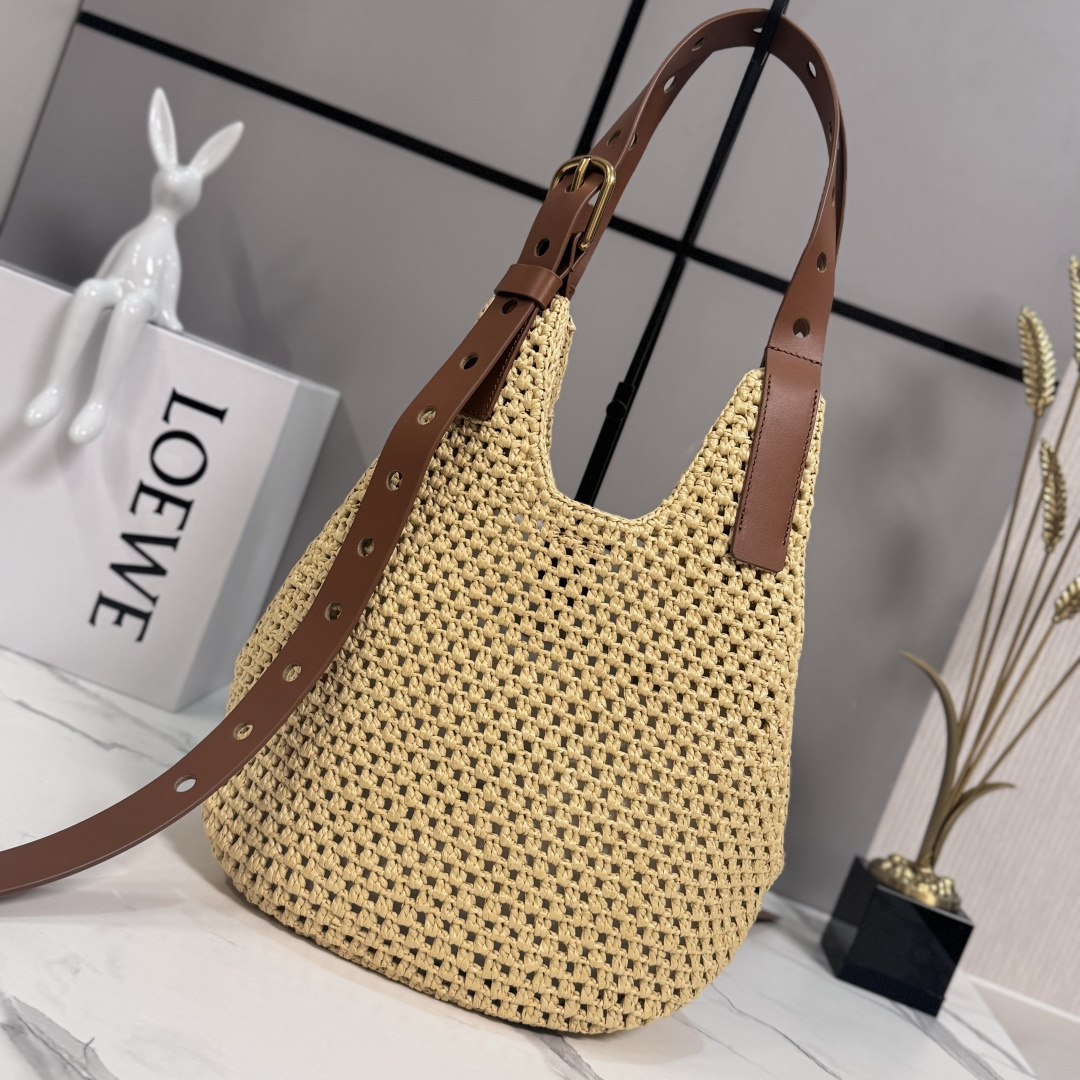 NO:851915,Luojia Punch Hole Hobo Straw Bag Handbag Combining a soft hand-woven raffia body with raw leather strap handles and functional details This bag is soft and lightweight Made from hand-woven raffia palm leaves Can be worn on the shoulder or by hand Adjustable handles Magnetic closure One internal cowhide leather slip pocket LOE*WE Hot Stamping Model No. 10250  Size: 34*22*24cm, tall version (vegetable basket), loewe, loewe, espadrilles, cowhide19860909罗家Punch Hole Hobo草编包 手袋 结合柔软手工编织拉菲草主体和毛边皮带提手 以及功能性细节 此手袋柔软轻便 由手工编织的拉菲草棕榈叶制成 可肩背或手提 可调节提手 磁扣开合 一个内部牛皮革插袋LOE*WE 烫金 型号10250 尺寸:34*22*24cm,高版本（菜篮子）,loewe,loewe,espadrilles,cowhide,Bag