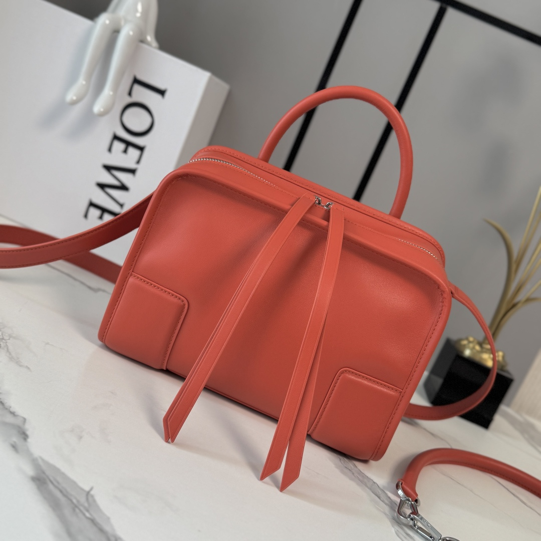 NO:919598,LOw Small Amazona 180 Bag in Soft Calf Leather Reinterprets the legendary L bag with a relaxed silhouette and a single top handle. The bag has an open design and the main compartment is secured with a hidden buckle. Comes with a detachable shoulder strap and cross-body strap for a practical style. This small version is made of soft calf leather. *Three ways to carry: short handle, detachable shoulder and crossbody  Back strap*Zip with two leather zipper pulls*Two compartments, main compartment closed with magnetic buckle*Internal flat pocket*D-ring on the left side can be customized*Suede lining LOE*WE hot stamping or hot silver, Double L embossed brand logo size: 24.5*10*18.5CM model 262552 (with full package), new Amazona handbags, loewe, louis vuitton, cowhide19860909LOw小号柔软 牛皮革Amazona 180手袋 重新诠释L家传奇手袋,呈现休闲轮廓,搭配单一顶部提手.手袋采用开放式设计,主隔层以隐藏式扣固定.搭配拆卸肩带和斜挎背带,打造实用风格.此小号版本采用柔软牛皮革制成.*三种携带方式*短提手、拆卸肩背和斜挎 背带*拉链配有两个皮革拉链头*两个隔层,主隔层以磁扣开合*内部扁平口袋*左侧D形环可定制*绒面革衬里LOE*WE烫金或者烫银,Double L压纹品牌标志 size:24.5*10*18.5CM 型号262552（配全套包装）,新款Amazona手袋,loewe,louis vuitton,cowhide,Bag