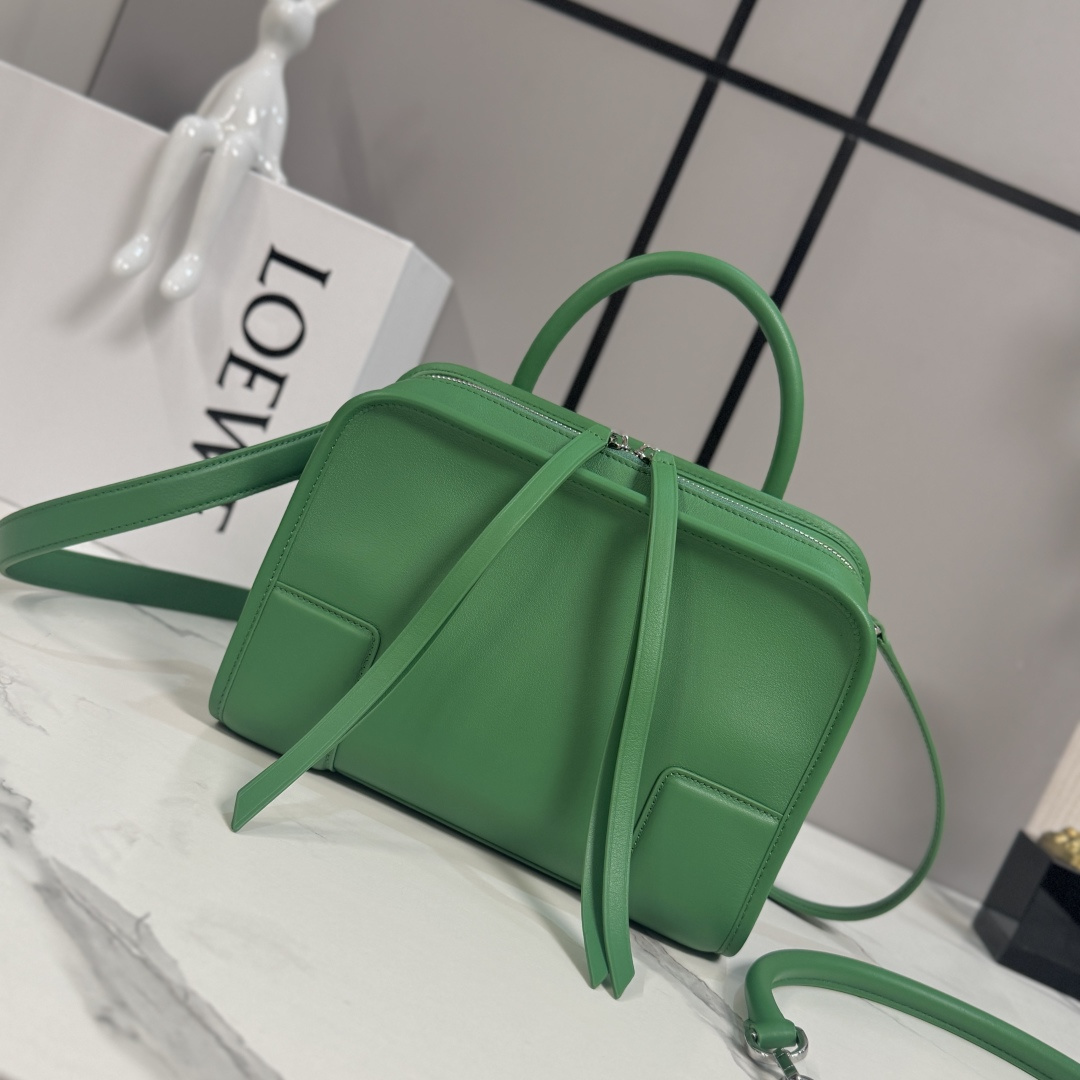 NO:851939,LOw Small Amazona 180 Bag in Soft Calf Leather Reinterprets the legendary L bag with a relaxed silhouette and a single top handle. The bag has an open design and the main compartment is secured with a hidden buckle. Comes with a detachable shoulder strap and cross-body strap for a practical style. This small version is made of soft calf leather. *Three ways to carry: short handle, detachable shoulder and crossbody  Back strap*Zip with two leather zipper pulls*Two compartments, main compartment closed with magnetic buckle*Internal flat pocket*D-ring on the left side can be customized*Suede lining LOE*WE hot stamping or hot silver, Double L embossed brand logo size: 24.5*10*18.5CM model 262552 (with full package), new Amazona handbags, loewe, louis vuitton, cowhide19860909LOw小号柔软 牛皮革Amazona 180手袋 重新诠释L家传奇手袋,呈现休闲轮廓,搭配单一顶部提手.手袋采用开放式设计,主隔层以隐藏式扣固定.搭配拆卸肩带和斜挎背带,打造实用风格.此小号版本采用柔软牛皮革制成.*三种携带方式*短提手、拆卸肩背和斜挎 背带*拉链配有两个皮革拉链头*两个隔层,主隔层以磁扣开合*内部扁平口袋*左侧D形环可定制*绒面革衬里LOE*WE烫金或者烫银,Double L压纹品牌标志 size:24.5*10*18.5CM 型号262552（配全套包装）,新款Amazona手袋,loewe,louis vuitton,cowhide,Bag