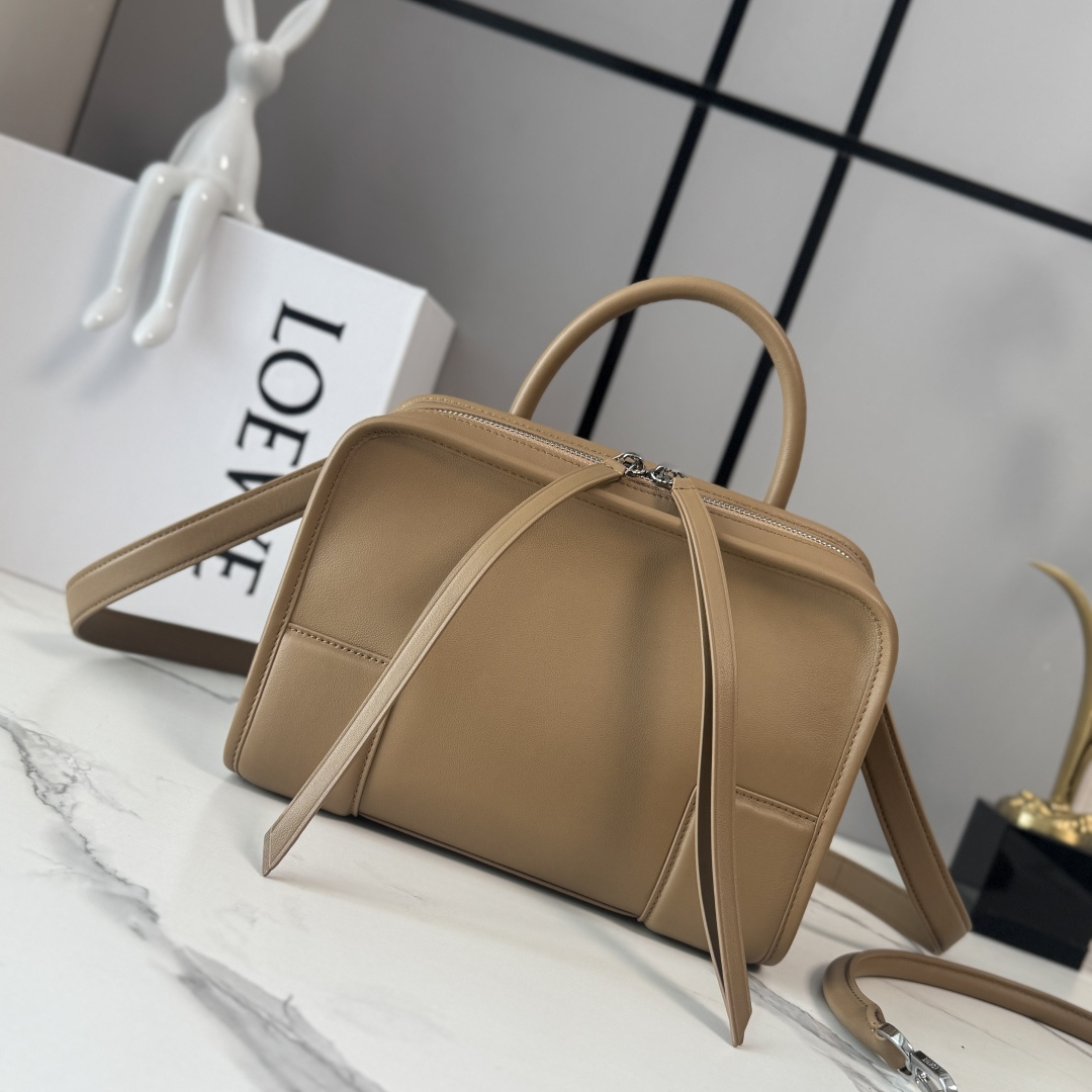 NO:851925,LOw Small Amazona 180 Bag in Soft Calf Leather Reinterprets the legendary L bag with a relaxed silhouette and a single top handle. The bag has an open design and the main compartment is secured with a hidden buckle. Comes with a detachable shoulder strap and cross-body strap for a practical style. This small version is made of soft calf leather. *Three ways to carry: short handle, detachable shoulder and crossbody  Back strap*Zip with two leather zipper pulls*Two compartments, main compartment closed with magnetic buckle*Internal flat pocket*D-ring on the left side can be customized*Suede lining LOE*WE hot stamping or hot silver, Double L embossed brand logo size: 24.5*10*18.5CM model 262552 (with full package), new Amazona handbags, loewe, louis vuitton, cowhide19860909LOw小号柔软 牛皮革Amazona 180手袋 重新诠释L家传奇手袋,呈现休闲轮廓,搭配单一顶部提手.手袋采用开放式设计,主隔层以隐藏式扣固定.搭配拆卸肩带和斜挎背带,打造实用风格.此小号版本采用柔软牛皮革制成.*三种携带方式*短提手、拆卸肩背和斜挎 背带*拉链配有两个皮革拉链头*两个隔层,主隔层以磁扣开合*内部扁平口袋*左侧D形环可定制*绒面革衬里LOE*WE烫金或者烫银,Double L压纹品牌标志 size:24.5*10*18.5CM 型号262552（配全套包装）,新款Amazona手袋,loewe,louis vuitton,cowhide,Bag