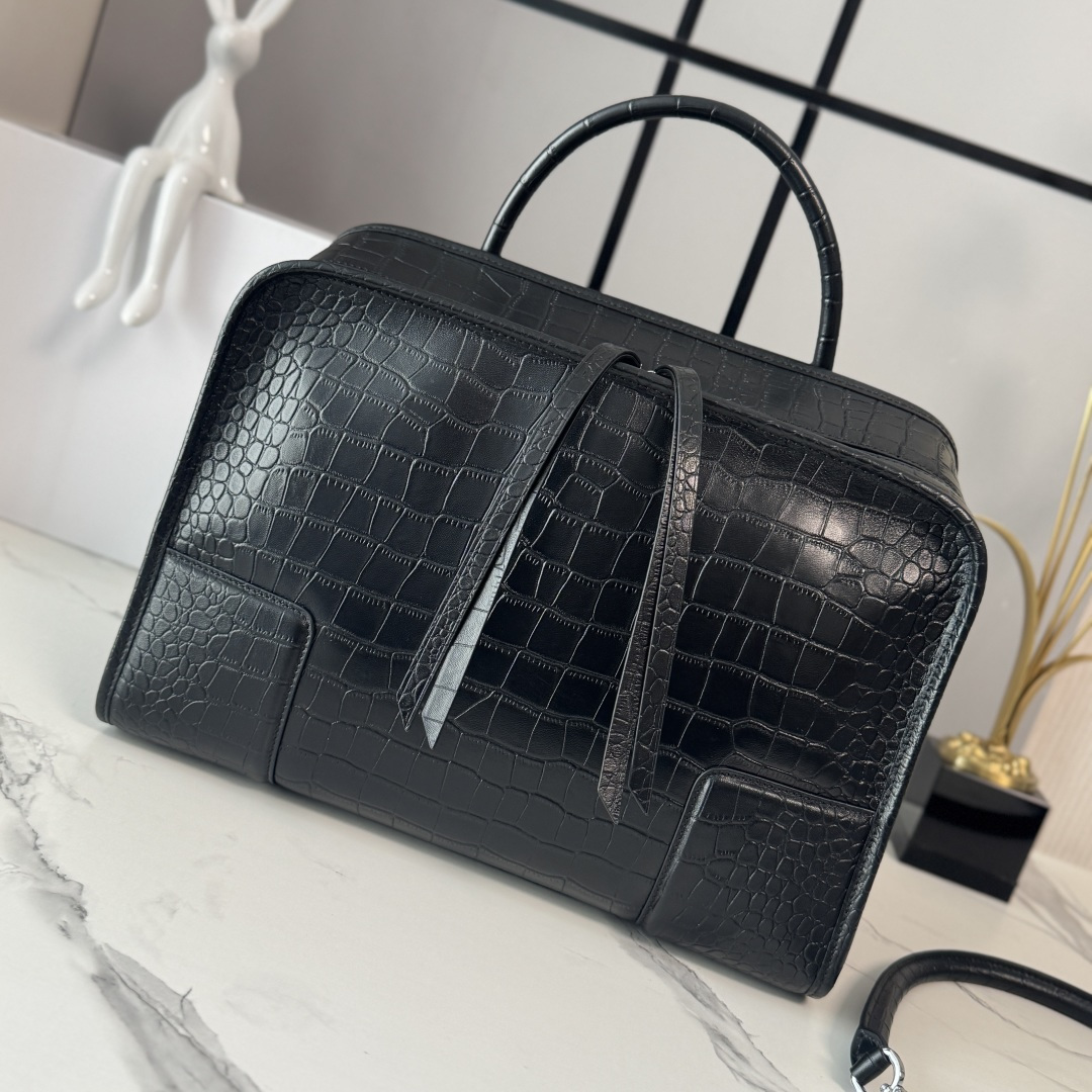 NO:851969,LOw Large Crocodile Leather Amazona 180 reinterprets the legendary LOEWE bag in a relaxed silhouette with a single top handle. The bag has an open design and the main compartment is fastened with a hidden buckle. Comes with a detachable shoulder and crossbody strap for a practical style. This large version is made of crocodile leather. Three ways to carry it Short handle, detachable shoulder and crossbody strap Zipper with two leather zipper pulls Two compartments, main compartment closed with magnetic snap  Internal flat pocket Left D-ring customizable Suede and Nappa sheepskin lining LOE*WE hot stamping or silver, Double L embossed brand logo. Model 062553 size: 34.5*14*27CM, new Amazon handbags, loewe, sheepskin, crocodile skin19860909LOw大号鳄鱼皮革 Amazona 180 重新诠释 LOEWE 传奇手袋,呈现休闲廓形,搭配单一顶部提手.手袋采用开放式设计,主隔层以隐藏扣固定.搭配可拆卸肩背和斜挎背带,打造实用风格.此大号版本采用鳄鱼皮革制成. 三种携带方式短提手、可拆卸肩背和斜挎背带 拉链配有两个皮革拉链头 两个隔层,主隔层以磁扣开合 内部扁平口袋 左侧 D 形环可定制 绒面革和纳帕羊皮革衬里 LOE*WE 烫金或烫银,Double L 压纹品牌标志. 型号062553size:34.5*14*27CM,新款Amazona手袋,loewe,sheepskin,crocodile skin,Bag