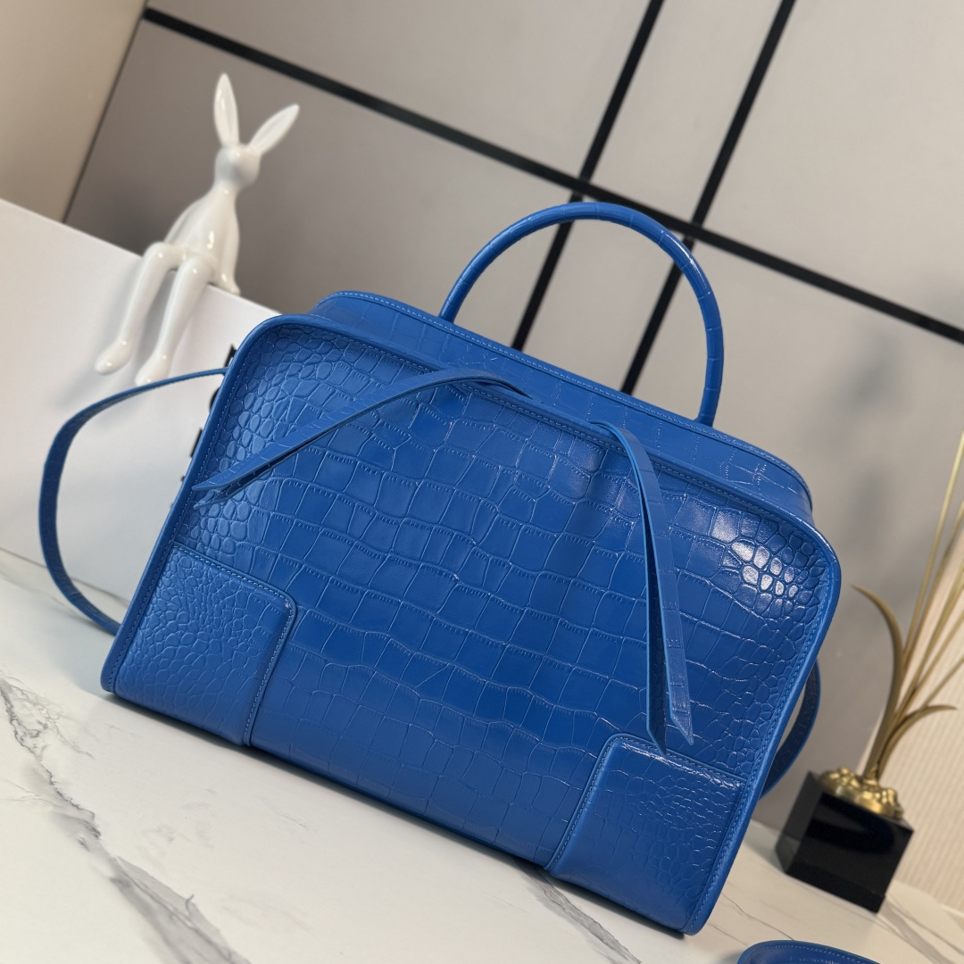 NO:851954,LOw Large Crocodile Leather Amazona 180 reinterprets the legendary LOEWE bag in a relaxed silhouette with a single top handle. The bag has an open design and the main compartment is fastened with a hidden buckle. Comes with a detachable shoulder and crossbody strap for a practical style. This large version is made of crocodile leather. Three ways to carry it Short handle, detachable shoulder and crossbody strap Zipper with two leather zipper pulls Two compartments, main compartment closed with magnetic snap  Internal flat pocket Left D-ring customizable Suede and Nappa sheepskin lining LOE*WE hot stamping or silver, Double L embossed brand logo. Model 062553 size: 34.5*14*27CM, new Amazon handbags, loewe, sheepskin, crocodile skin19860909LOw大号鳄鱼皮革 Amazona 180 重新诠释 LOEWE 传奇手袋,呈现休闲廓形,搭配单一顶部提手.手袋采用开放式设计,主隔层以隐藏扣固定.搭配可拆卸肩背和斜挎背带,打造实用风格.此大号版本采用鳄鱼皮革制成. 三种携带方式短提手、可拆卸肩背和斜挎背带 拉链配有两个皮革拉链头 两个隔层,主隔层以磁扣开合 内部扁平口袋 左侧 D 形环可定制 绒面革和纳帕羊皮革衬里 LOE*WE 烫金或烫银,Double L 压纹品牌标志. 型号062553size:34.5*14*27CM,新款Amazona手袋,loewe,sheepskin,crocodile skin,Bag