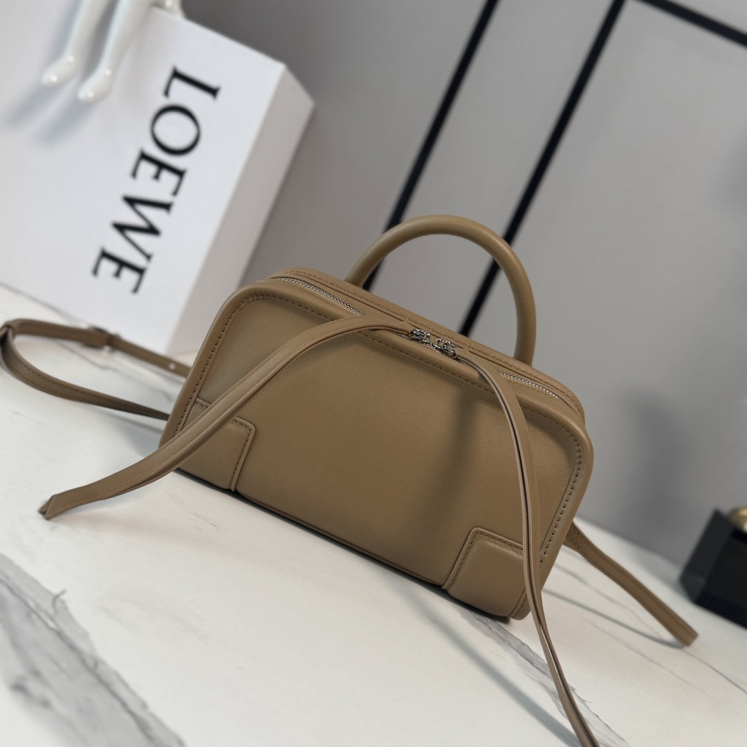 NO:851965,LOw Mini Amazona 180 Bag in Soft Calf Leather Reinterprets the legendary L bag with a relaxed silhouette and a single top handle. The bag has an open design and the main compartment is secured with a hidden buckle. Comes with a detachable shoulder strap and cross-body strap for a practical style. This mini version is made of soft calf leather. *Two ways of carrying: short handle, detachable shoulder and crossbody  Back strap*Zipper equipped with two leather zipper pulls*Two compartments, the main compartment is closed with a magnetic buckle*D-ring on the left side can be customized*Suede lining LOE*WE hot stamping or hot silver, Double L embossed brand logo size: 20*7*11.5CM Model 062603 (with full set of packaging), new Amazona handbags, loewe, louis vuitton, cowhide19860909LOw迷你 柔软 牛皮革Amazona 180手袋 重新诠释L家传奇手袋,呈现休闲轮廓,搭配单一顶部提手.手袋采用开放式设计,主隔层以隐藏式扣固定.搭配拆卸肩带和斜挎背带,打造实用风格.此迷你 版本采用柔软牛皮革制成.*两种携带方式*短提手、拆卸肩背和斜挎 背带*拉链配有两个皮革拉链头*两个隔层,主隔层以磁扣开合*左侧D形环可定制*绒面革衬里LOE*WE烫金或者烫银,Double L压纹品牌标志 size:20*7*11.5CM 型号062603（配全套包装）,新款Amazona手袋,loewe,louis vuitton,cowhide,Bag