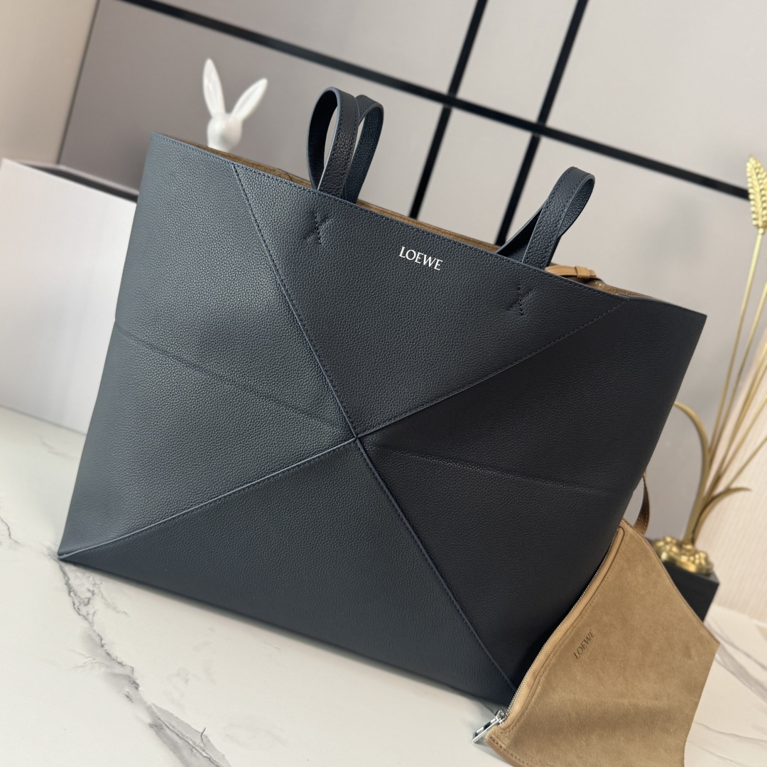 NO:852017,Lw's new large soft grained cow leather horizontal Puzzle Fold handbag is designed with a lightweight geometric structure and can be folded completely flat. It is a good travel companion. This large version is made of the newly launched soft grained cow leather. It can be carried on the shoulder or in the hand and has a detachable suede zipper inner bag. Suede lining Lw hot stamping. size: 37*14.5*33CM Model No. 052565, Folding Bag Puzzle Fold  Tote, cowhide19860909Lw新款大号 柔软粒面 牛皮革横版 Puzzle Fold 手袋 采用轻盈的几何结构设计 ,能够完全扁平折叠 是旅行良伴.此大号版本采用全新推出的柔软粒面牛皮革制成 肩背或手提*拆卸绒面革拉链内袋 绒面革衬里Lw烫金. size:37*14.5*33CＭ 型号052565,折叠包Puzzle Fold Tote,cowhide,Bag