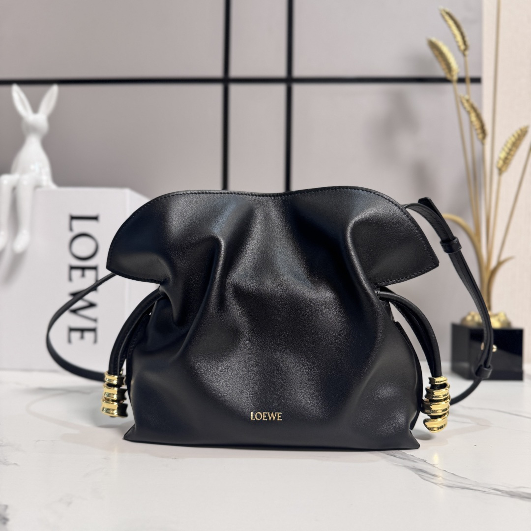 NO:852027,Lw New Version Nappa Cow Leather Flamenco Lucky Bag Clutch Cinched with a drawstring and tied with the signature coiled knot The drawstring design is embellished with the brand's classic gold-finish coil embellishment. This small version is made from Nappa cow leather and features an oversized ruffle at the top. Opt for premium shoulder wear ” cross-body or hand carry * Detachable and adjustable shoulder strap * Magnetic closure * Suede lining lo*ewe hot stamping or silver  Model 262666 Size: 23*18*9cm (with full set of packaging), Flamenco lucky bag (small size), handbag, cowhide19860909Lw 新版本 纳帕牛皮革Flamenco 福袋手拿包 采用拉绳收紧 并打上标志性的盘绕结 抽绳设计饰有品牌经典的金色饰面线圈装饰.此小号版本采用纳帕牛皮革制成,顶部饰有超大荷叶边.选用优质肩背 ”斜挎或手拿*可拆卸和可调式肩带*磁扣开合 *绒面革衬里lo*ewe烫金或烫银 型号262666 Size:23*18*9cm（配全套包装）,Flamenco福袋（小号）,handbag,cowhide,Bag