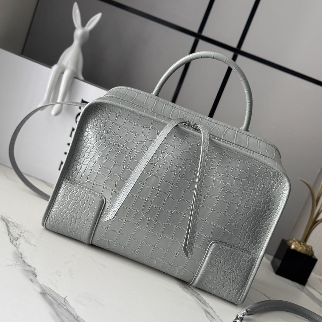 NO:852072,LOw Large Crocodile Leather Amazona 180 reinterprets the legendary LOEWE bag in a relaxed silhouette with a single top handle. The bag has an open design and the main compartment is fastened with a hidden buckle. Comes with a detachable shoulder and crossbody strap for a practical style. This large version is made of crocodile leather. Three ways to carry it Short handle, detachable shoulder and crossbody strap Zipper with two leather zipper pulls Two compartments, main compartment closed with magnetic snap  Internal flat pocket Left D-ring customizable Suede and Nappa sheepskin lining LOE*WE hot stamping or silver, Double L embossed brand logo. Model 062553 size: 34.5*14*27CM, new Amazon handbags, loewe, sheepskin, crocodile skin19860909LOw大号鳄鱼皮革 Amazona 180 重新诠释 LOEWE 传奇手袋,呈现休闲廓形,搭配单一顶部提手.手袋采用开放式设计,主隔层以隐藏扣固定.搭配可拆卸肩背和斜挎背带,打造实用风格.此大号版本采用鳄鱼皮革制成. 三种携带方式短提手、可拆卸肩背和斜挎背带 拉链配有两个皮革拉链头 两个隔层,主隔层以磁扣开合 内部扁平口袋 左侧 D 形环可定制 绒面革和纳帕羊皮革衬里 LOE*WE 烫金或烫银,Double L 压纹品牌标志. 型号062553size:34.5*14*27CM,新款Amazona手袋,loewe,sheepskin,crocodile skin,Bag