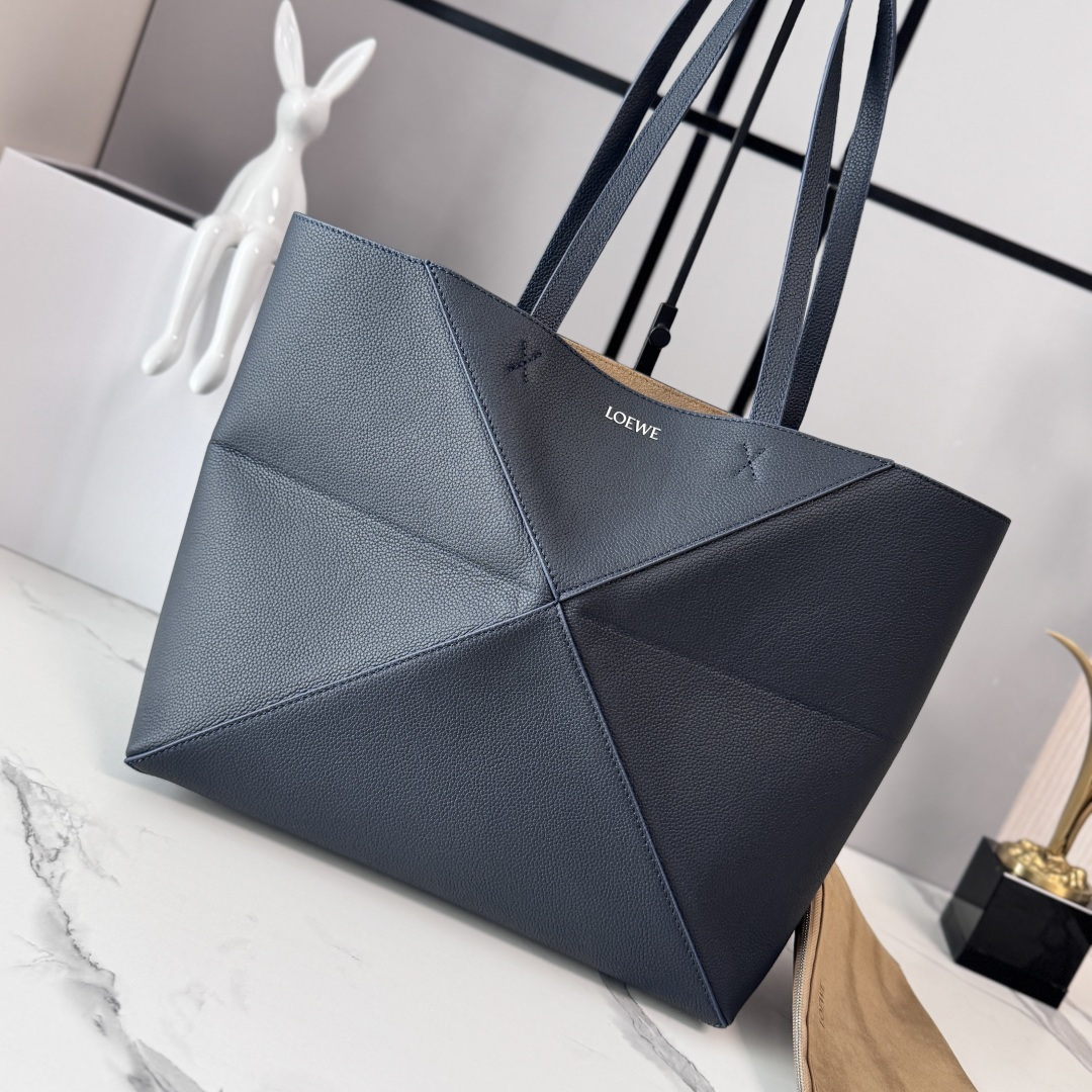 NO:852084,Lw's new medium-sized soft grained cowhide horizontal Puzzle Fold handbag adopts a lightweight geometric structure design and can be folded completely flat, making it a good travel companion. This medium-sized version is made of the newly launched soft grained cowhide. It can be carried on the shoulder or in the hand * suede lining Lw hot stamping. size: 31.5*12.5*29CM Model 052555, folding bag Puzzle Fold Tote, cowhide19860909Lw新款中号柔软粒面 牛皮革横版 Puzzle Fold 手袋 采用轻盈的几何结构设计 ,能够完全扁平折叠 是旅行良伴.此中号版本采用全新推出的柔软粒面牛皮革制成 肩背或手提*绒面革衬里Lw烫金. size:31.5*12.5*29CＭ 型号052555,折叠包Puzzle Fold Tote,cowhide,Bag